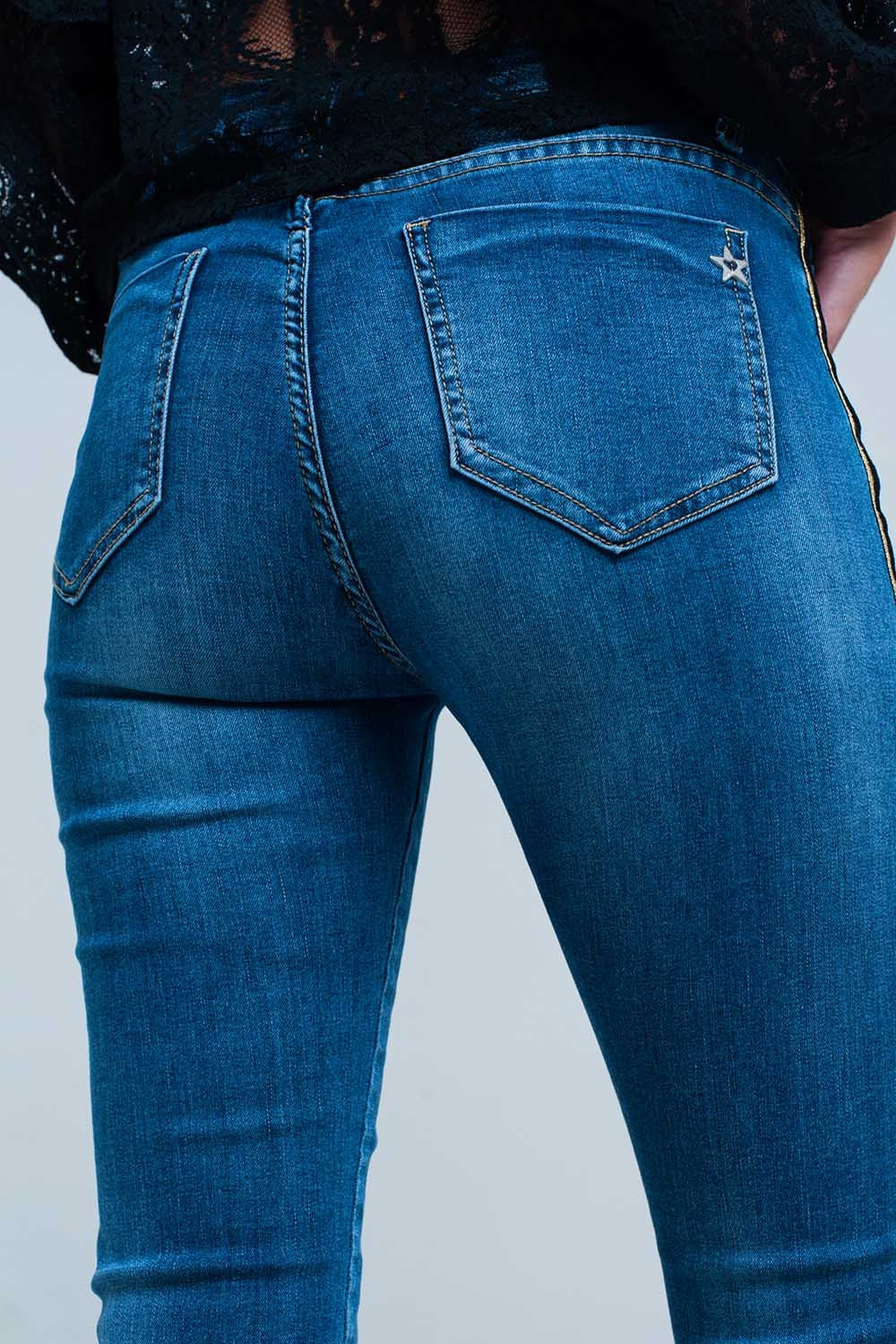 Pantaloni in denim blu con fascia laterale dorata e nera