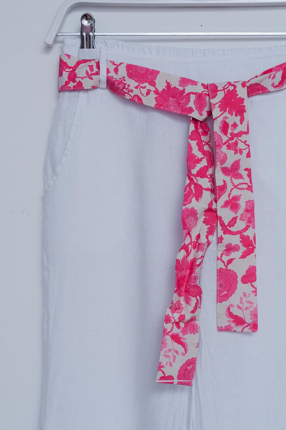 Pantaloni in lino ampi color bianco con spacchi laterali