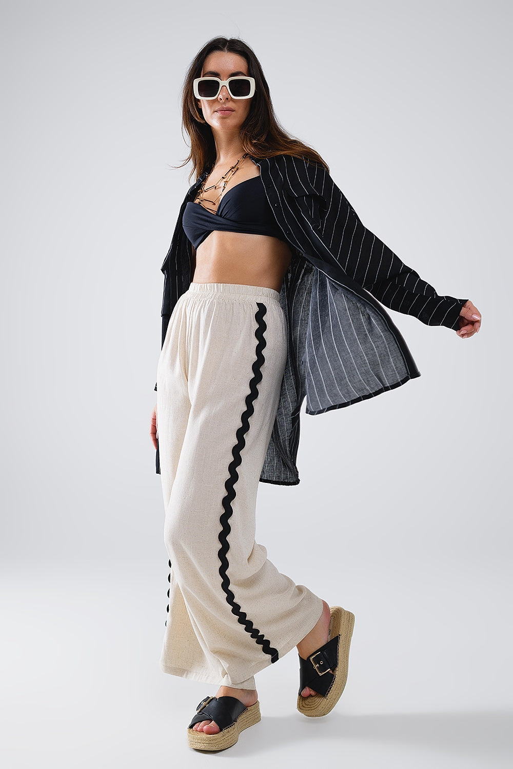 Pantaloni in lino con orlo smerlato a contrasto beige