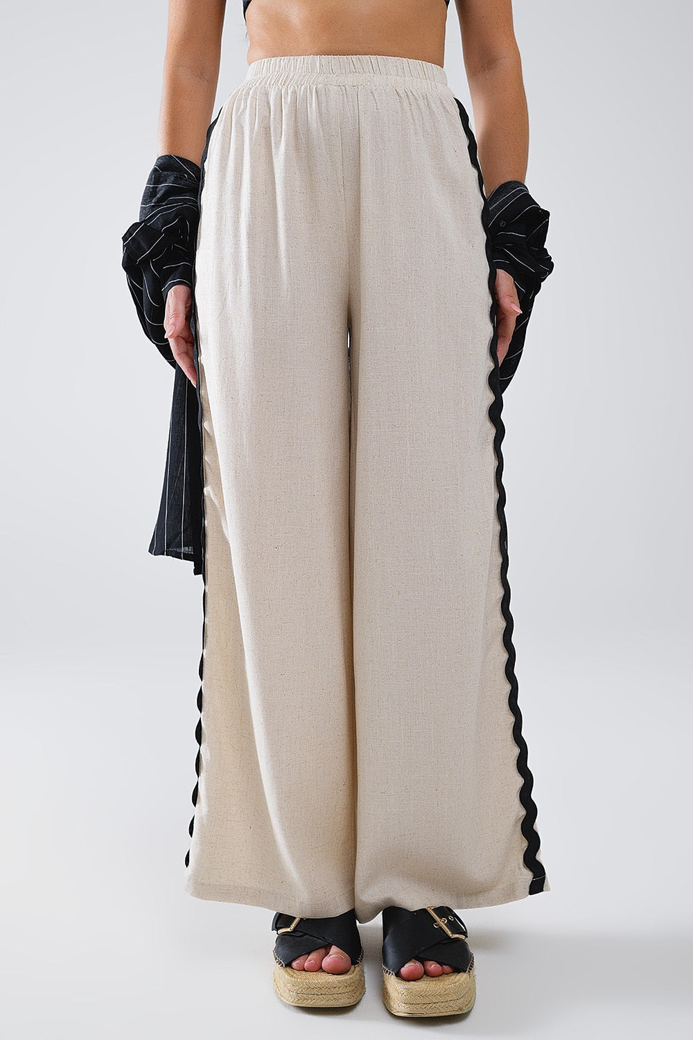 Pantaloni in lino con orlo smerlato a contrasto beige