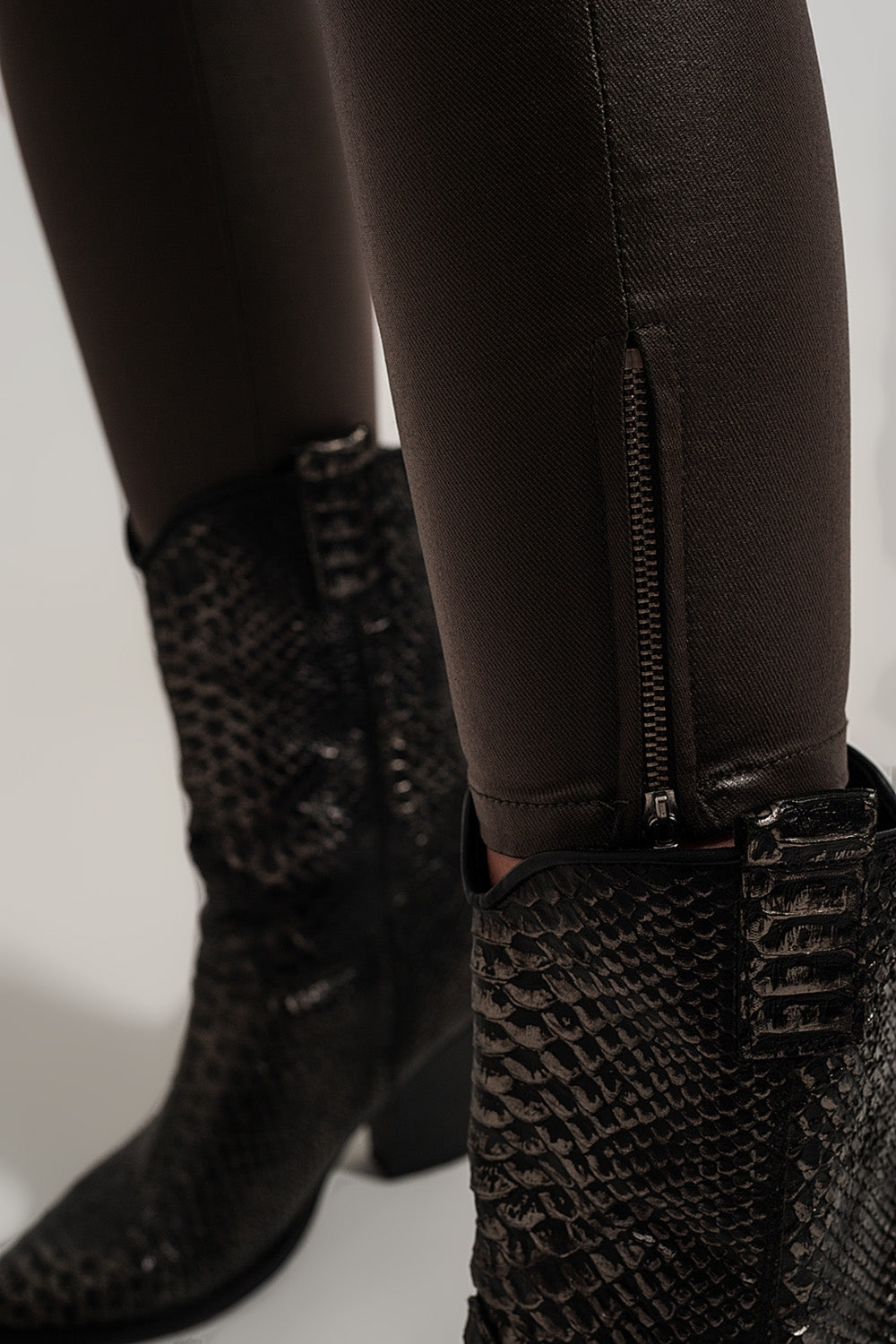 Pantaloni in pelle sintetica con fondo con spacco a cerniera kaki
