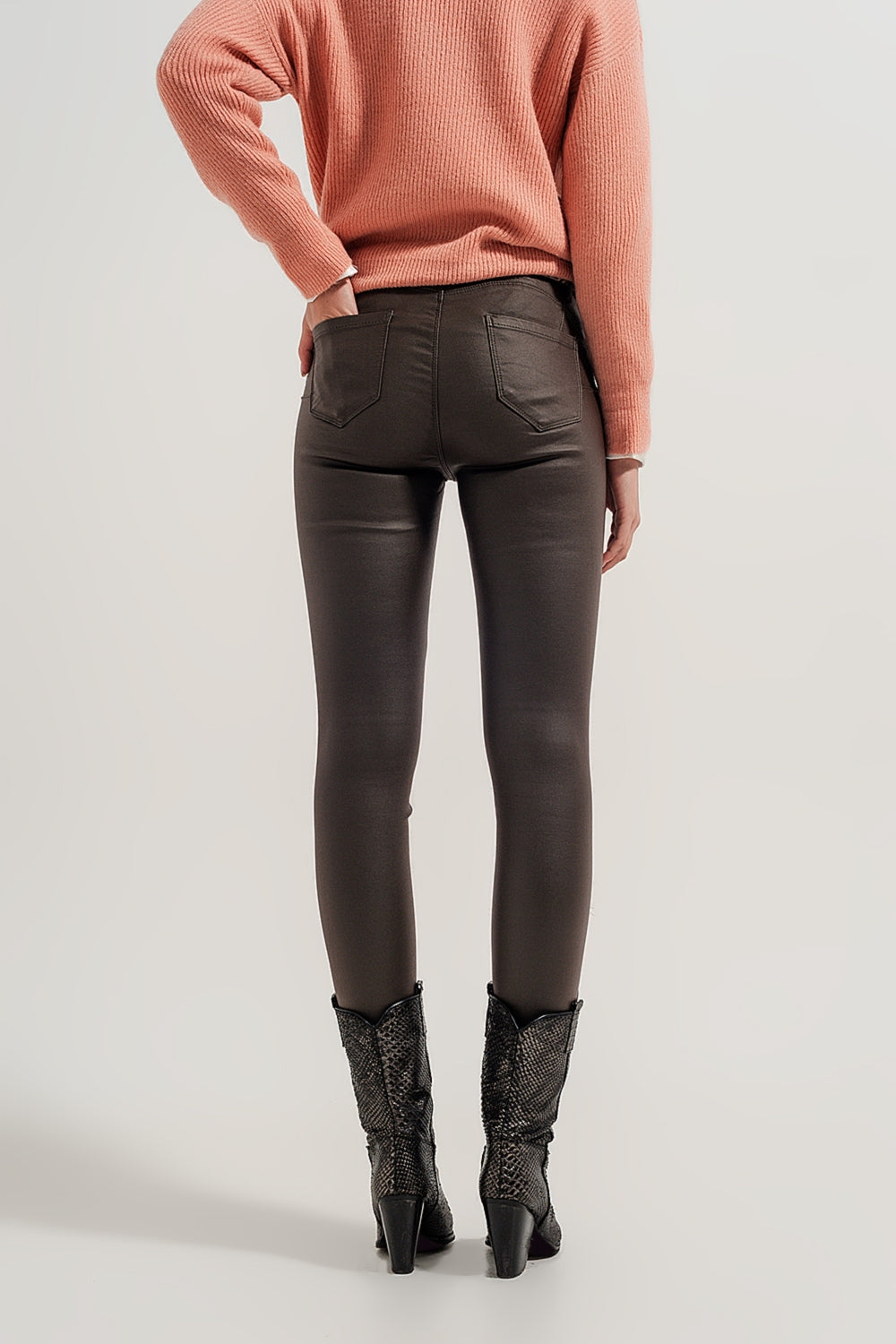 Pantaloni in pelle sintetica con fondo con spacco a cerniera kaki