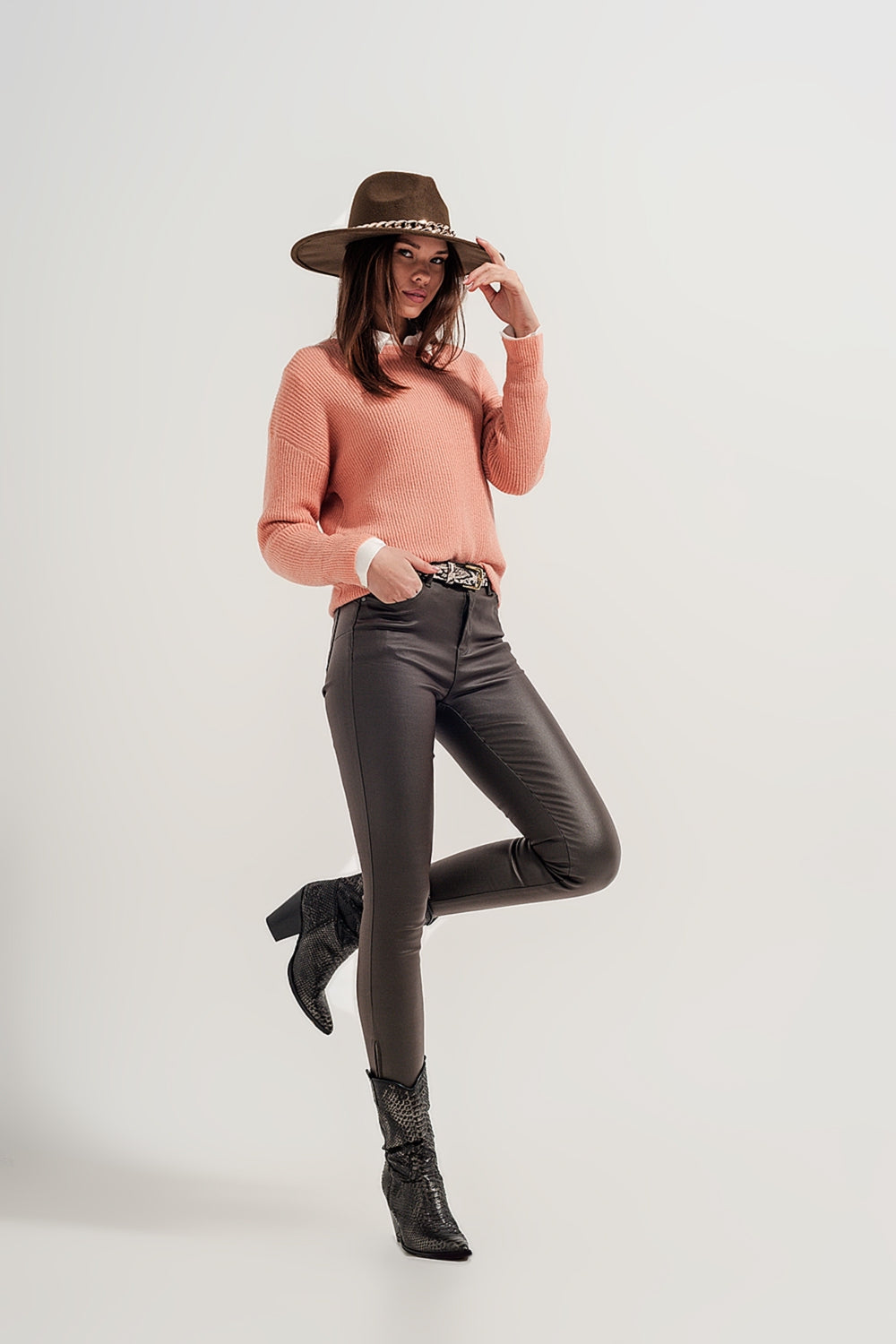 Pantaloni in pelle sintetica con fondo con spacco a cerniera kaki