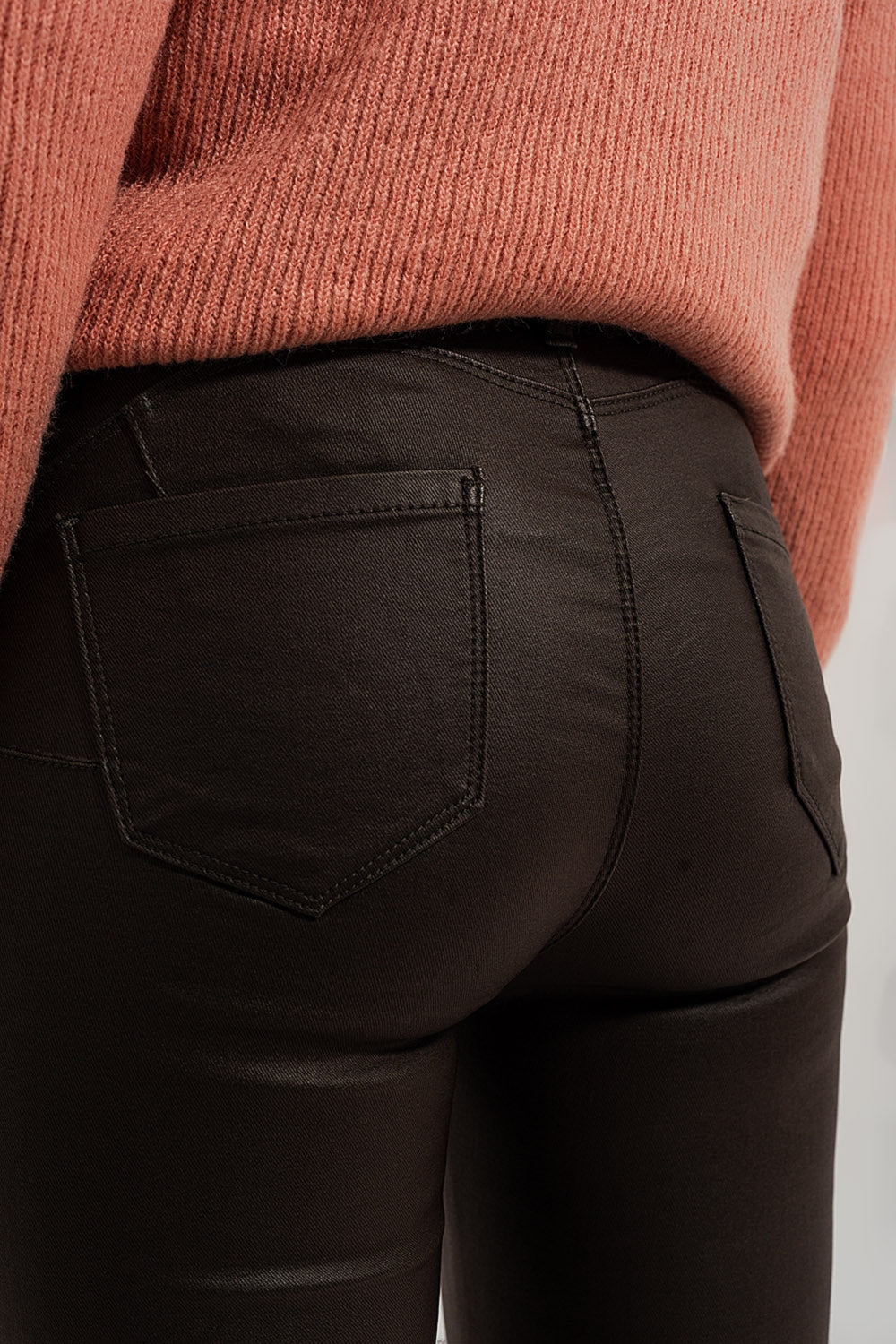 Pantaloni in pelle sintetica con fondo con spacco a cerniera kaki