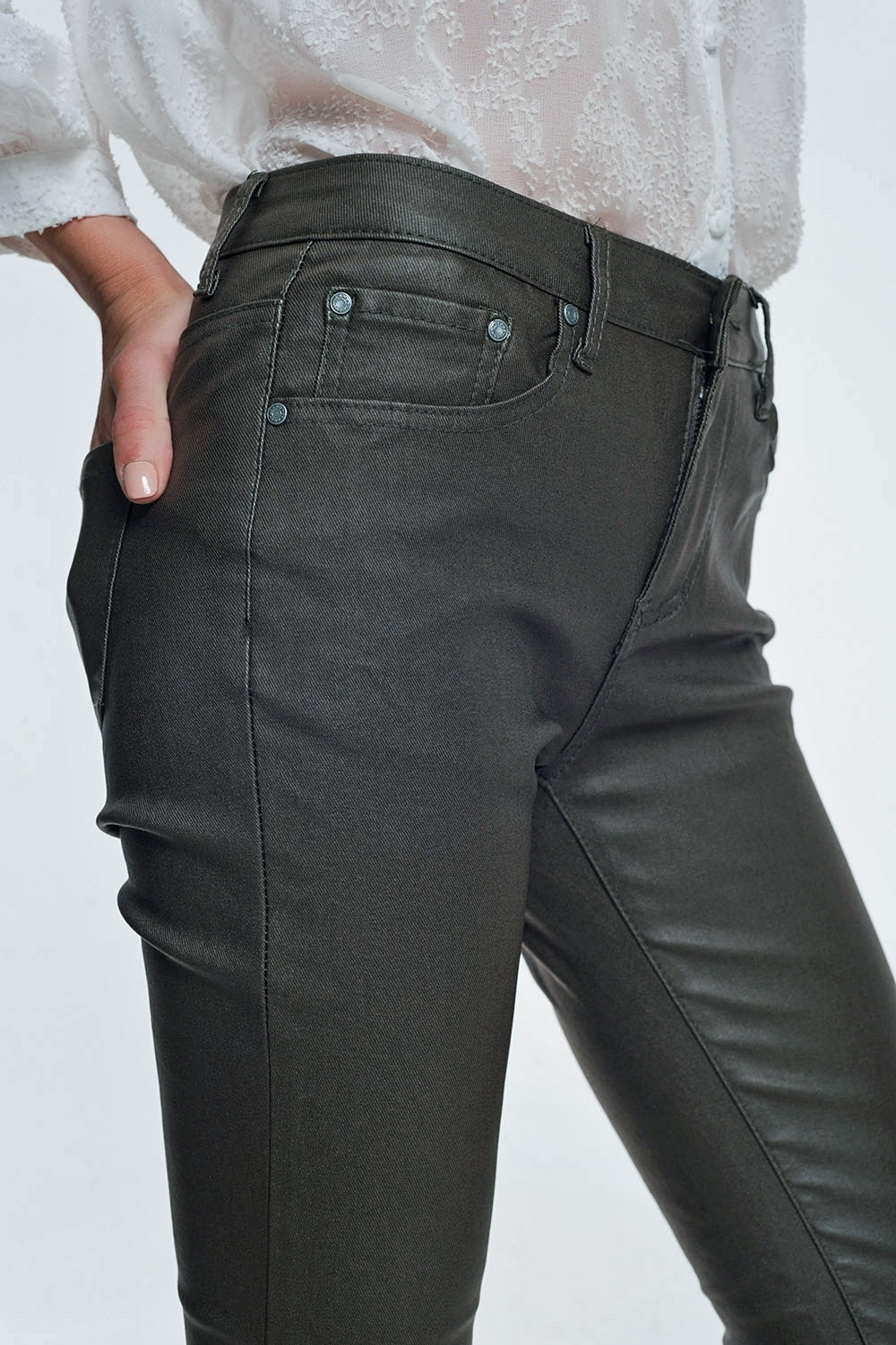 Pantaloni in tessuto spalmato cachi