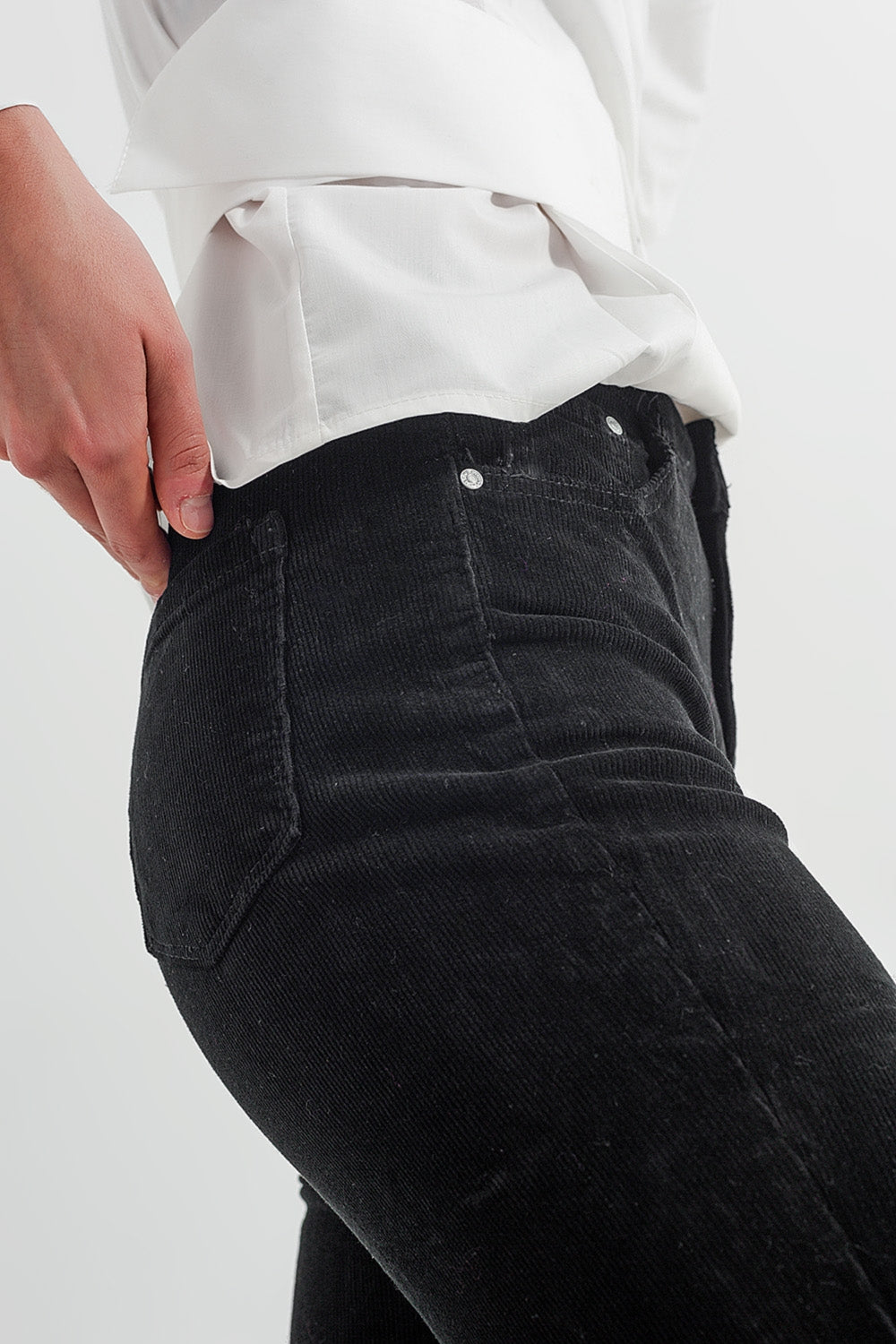 Pantaloni in velluto nero a zampa elasticizzati
