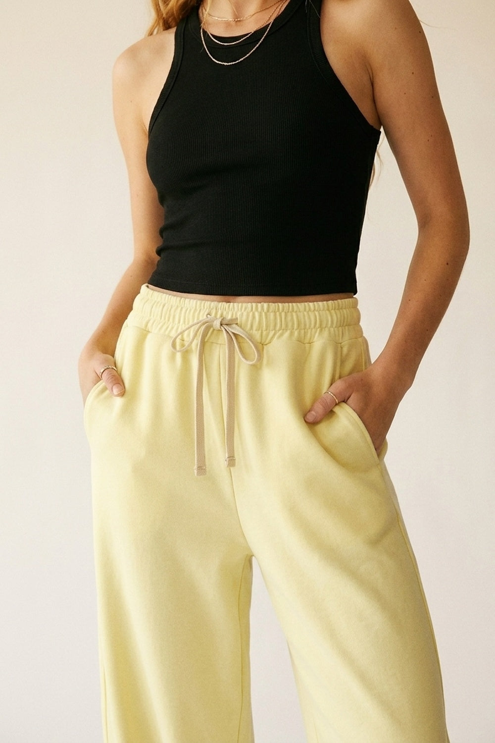 Pantaloni jogger in maglia morbidissima di colore giallo con coulisse in vita