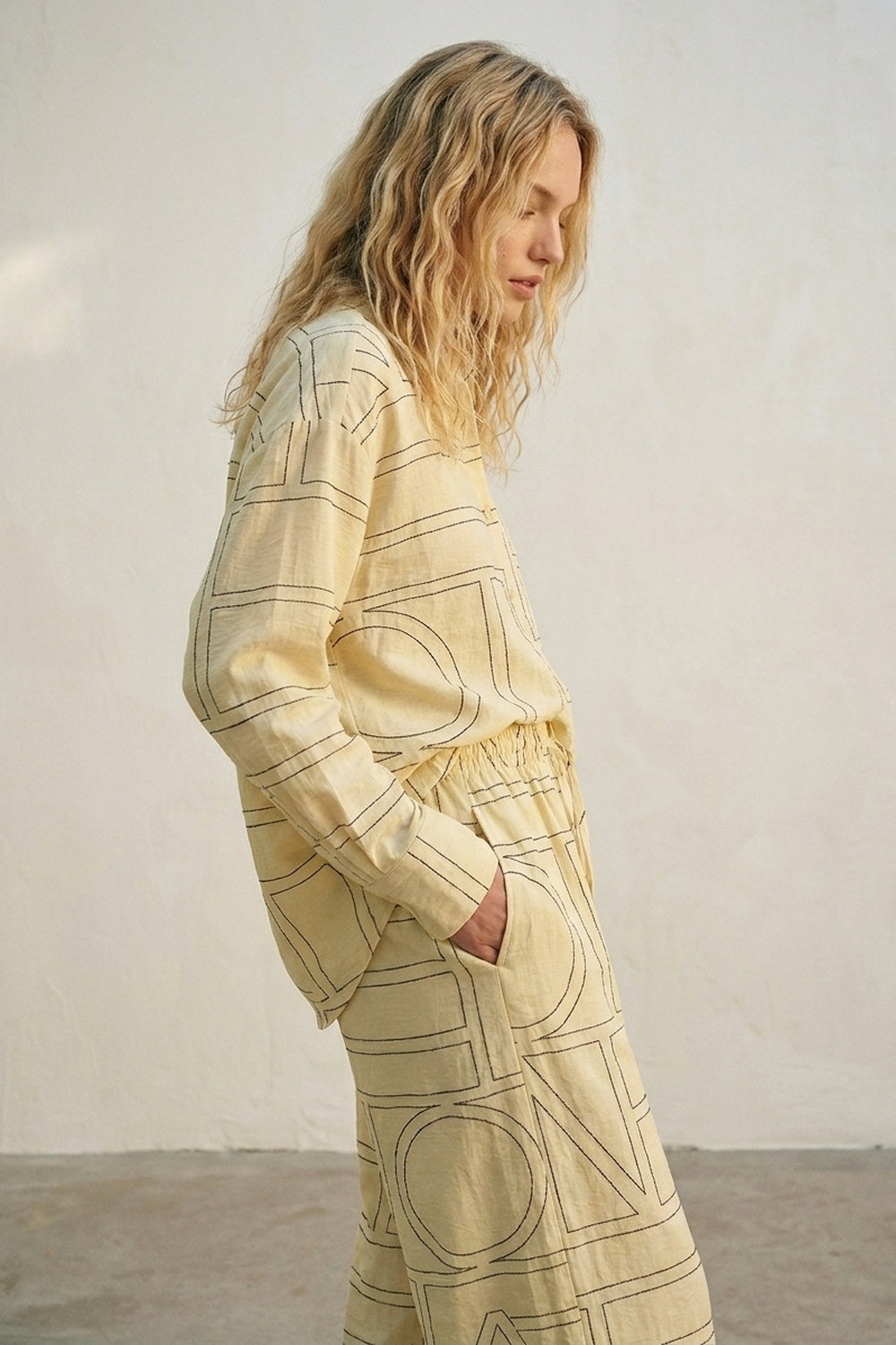 Pantaloni lounge beige a gamba larga con stampa geometrica
