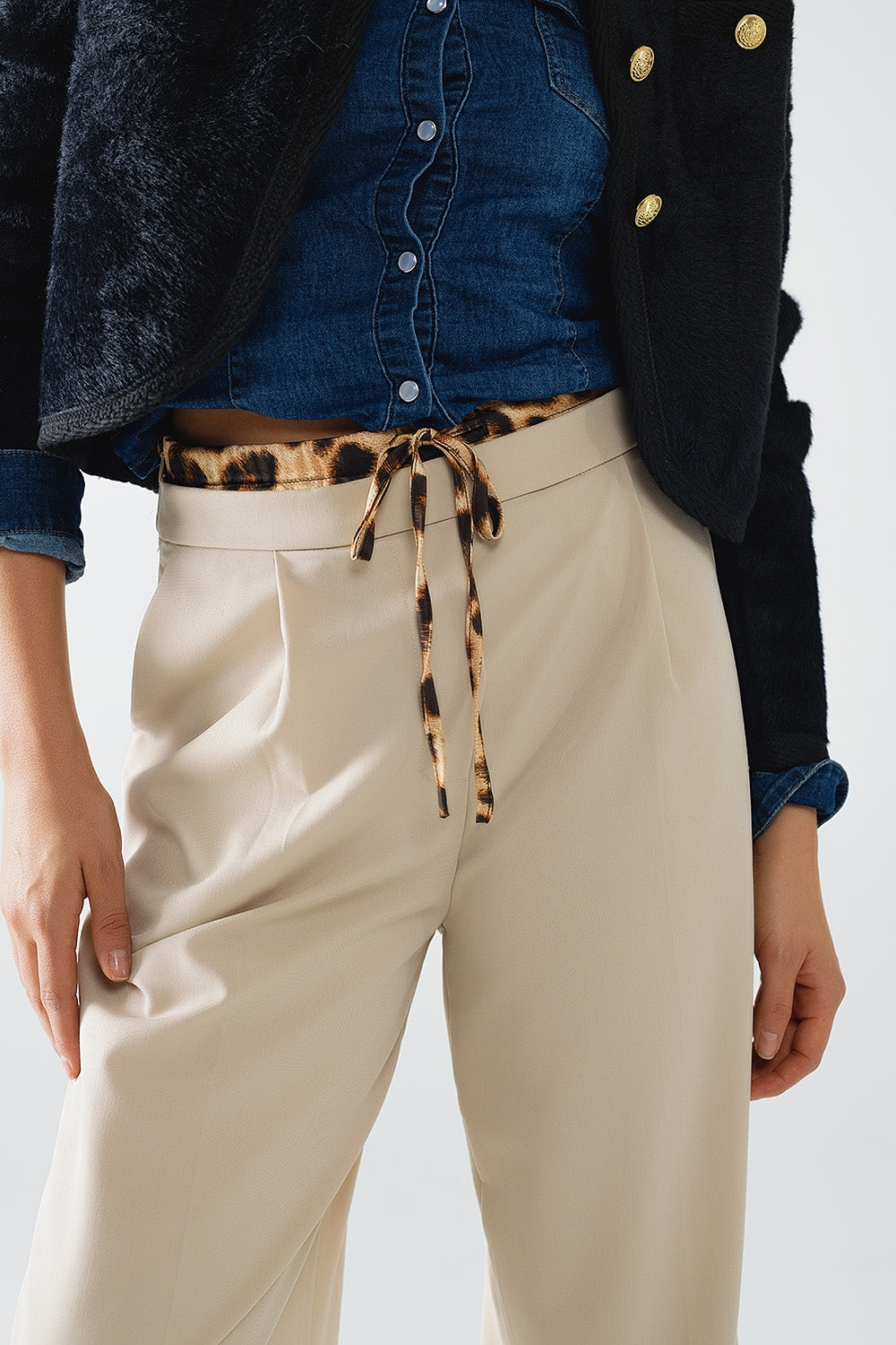 Pantaloni lunghi beige a pieghe con dettaglio leopardato in vita