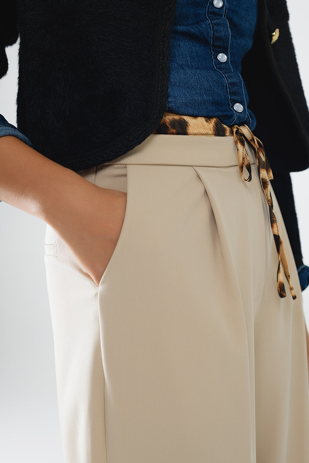 Pantaloni lunghi beige a pieghe con dettaglio leopardato in vita