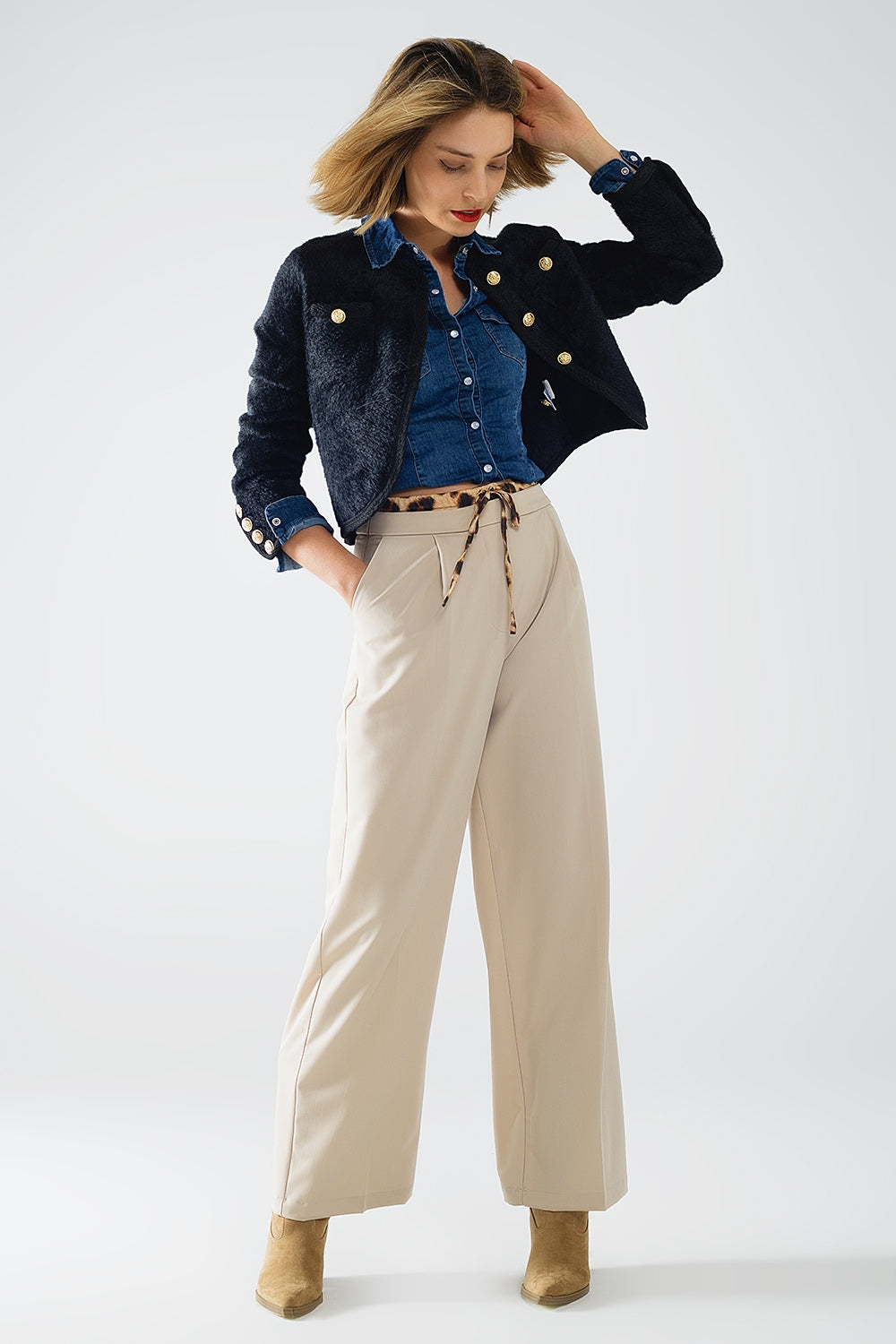 Pantaloni lunghi beige a pieghe con dettaglio leopardato in vita