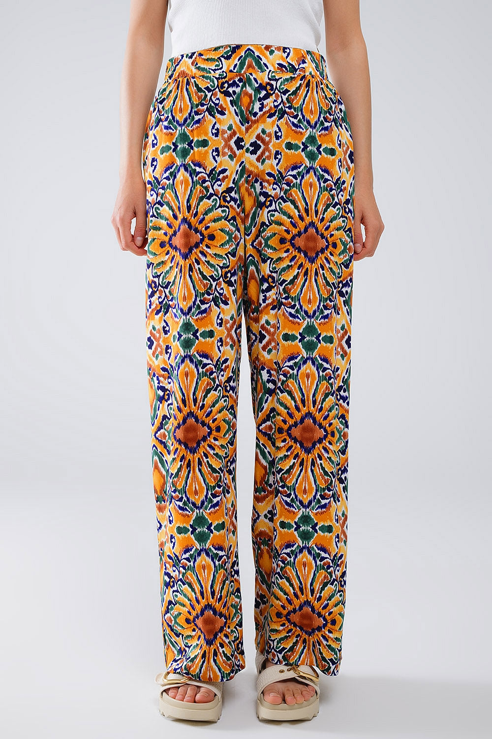 Pantaloni multicolore con stampa floreale in arancione e blu