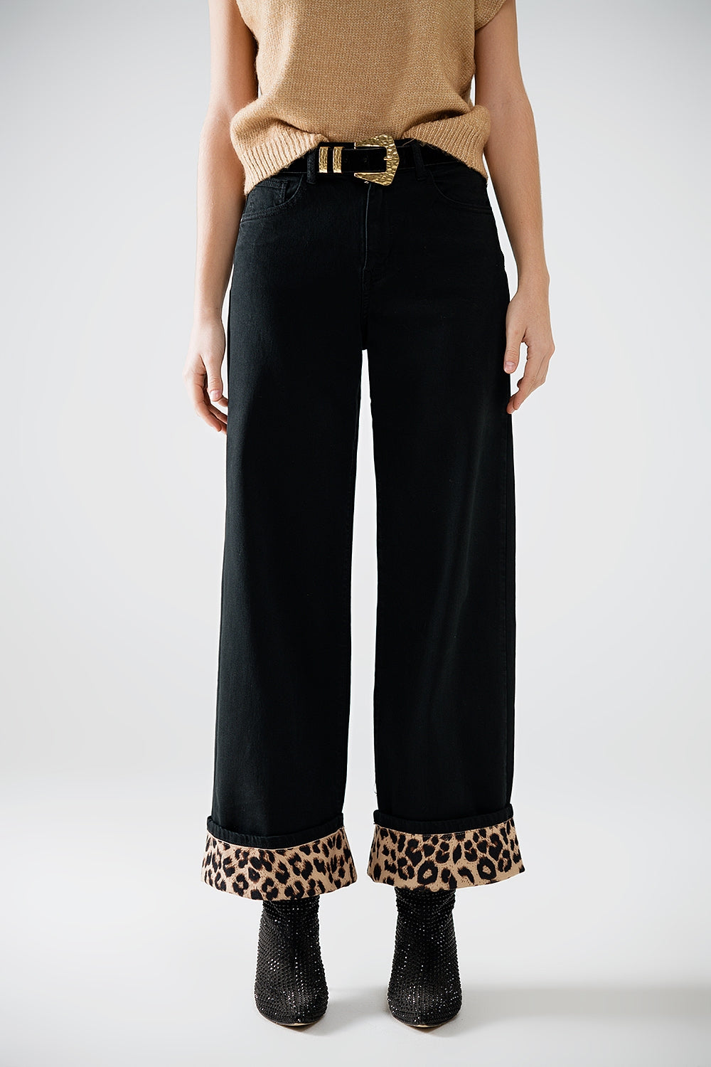 Q2 Pantaloni neri a gamba larga con stampa leopardata sul fondo