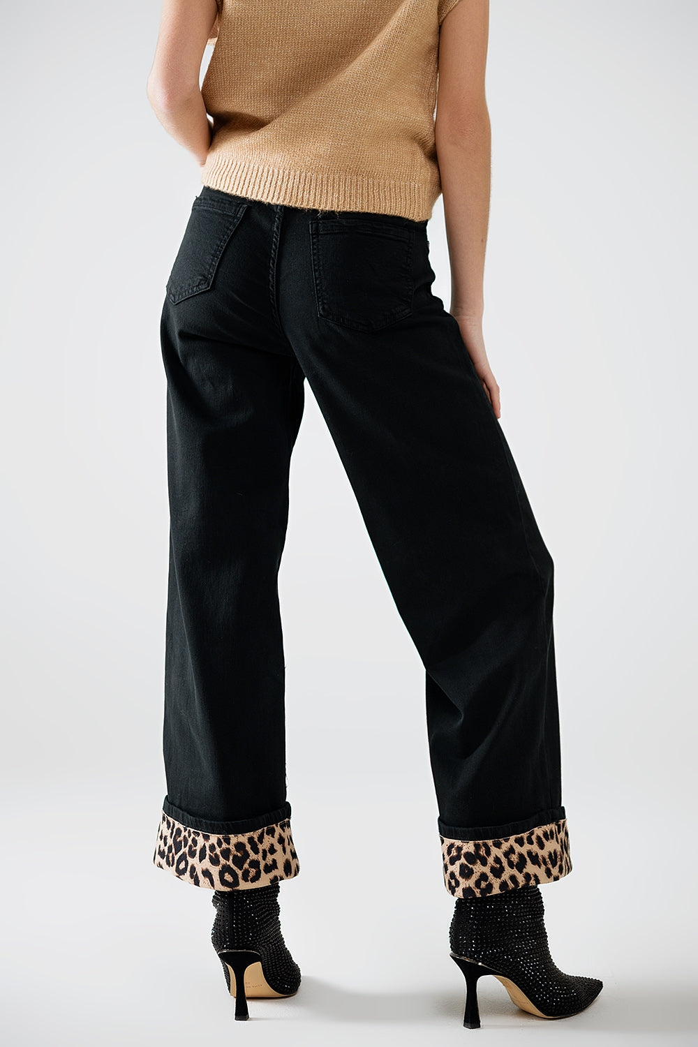 Pantaloni neri a gamba larga con stampa leopardata sul fondo