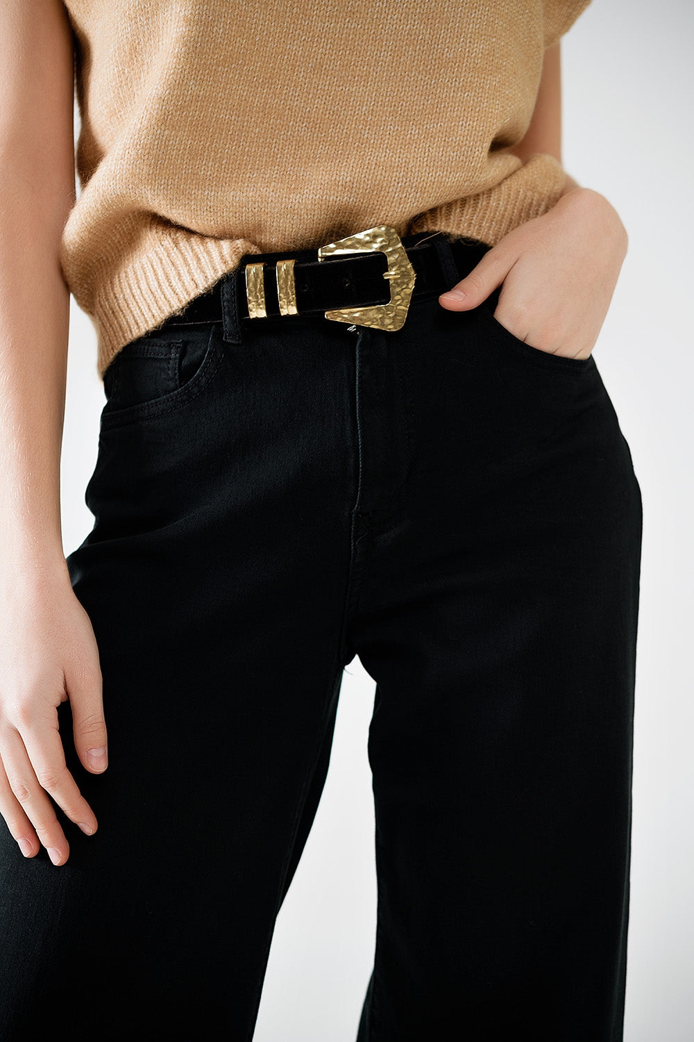 Pantaloni neri a gamba larga con stampa leopardata sul fondo