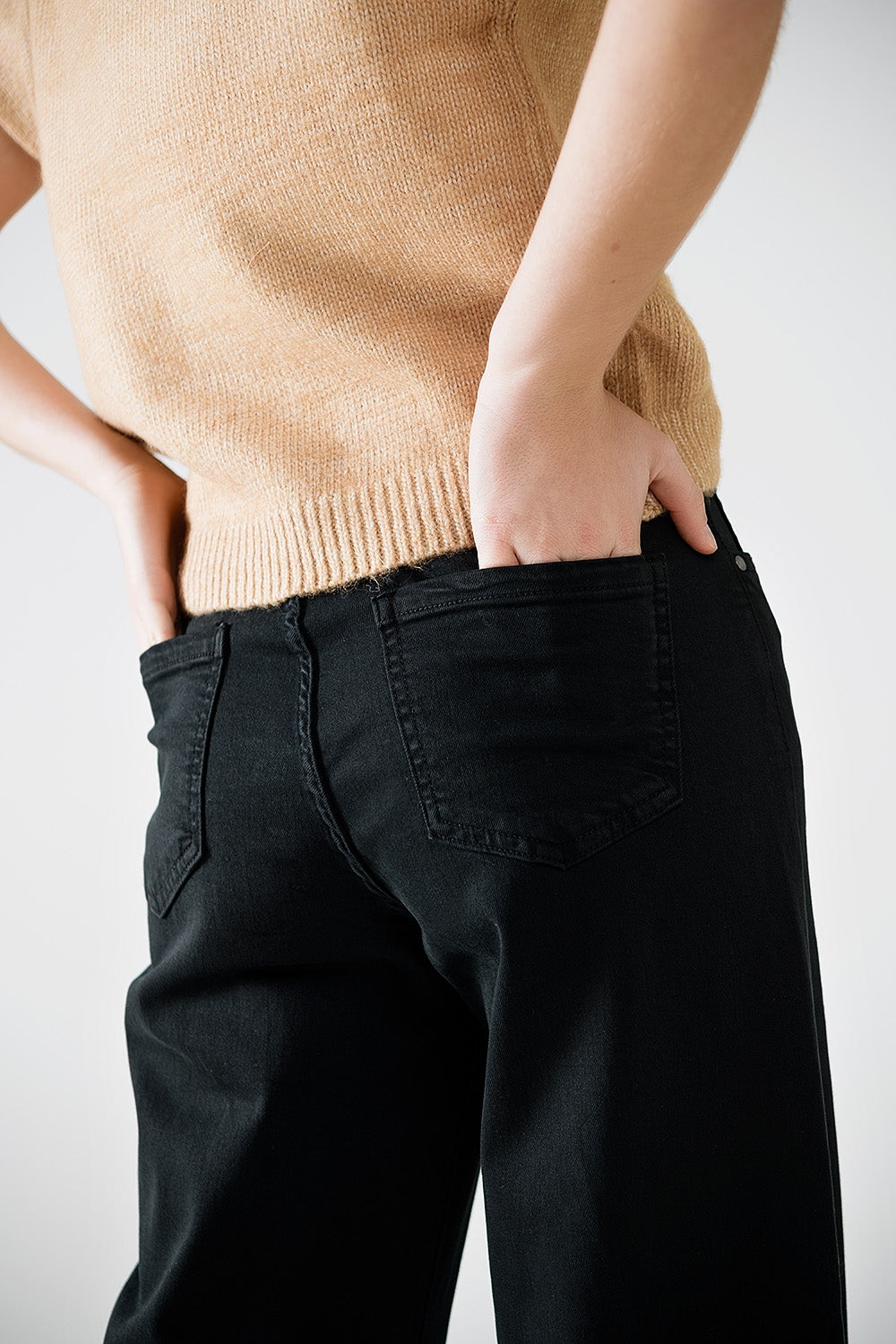 Pantaloni neri a gamba larga con stampa leopardata sul fondo