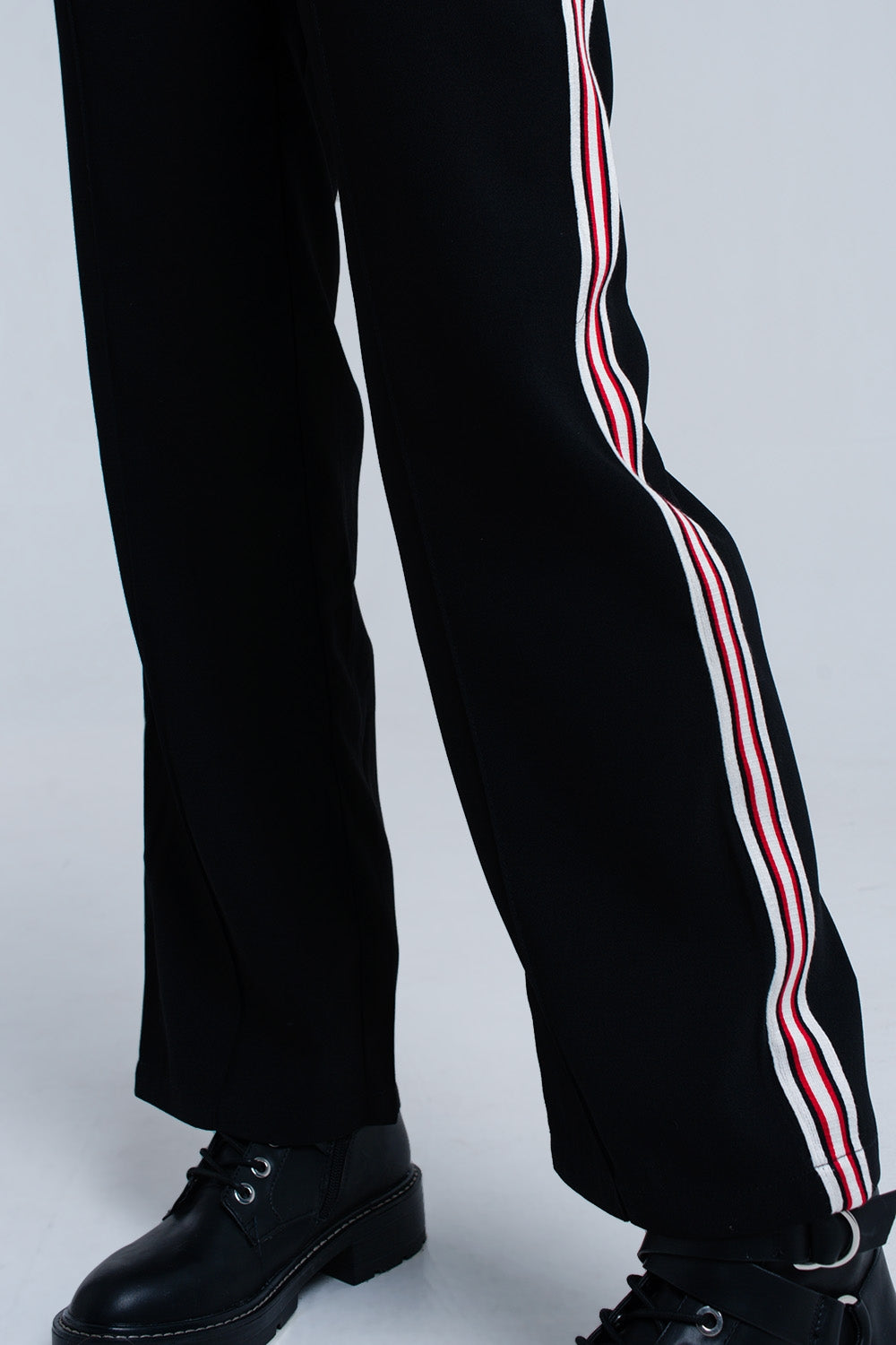 Pantaloni neri con dettaglio a righe