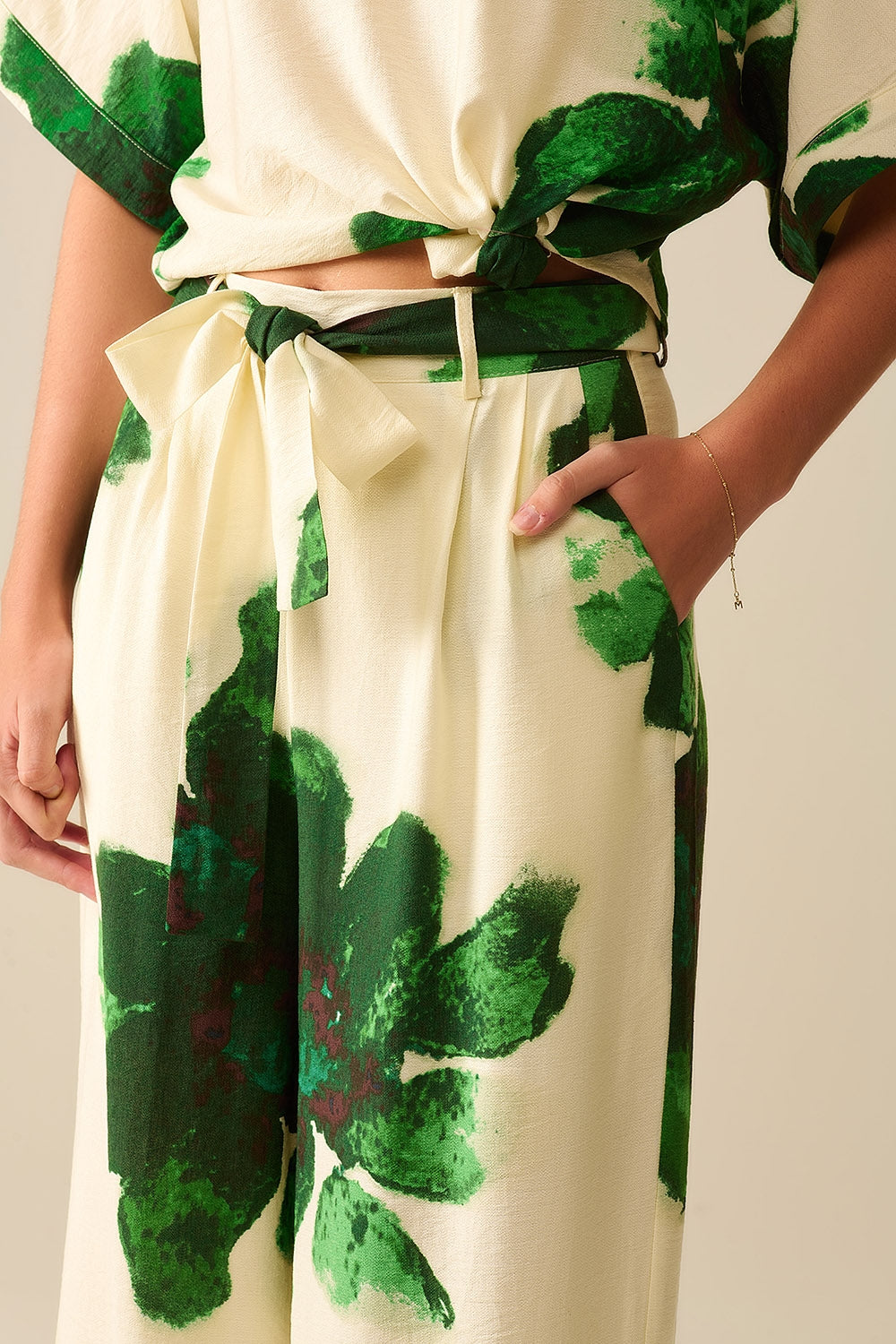 Pantaloni Palazzo Bianchi Con Stampa Floreale Tropicale Verde e Cintura Abbinata