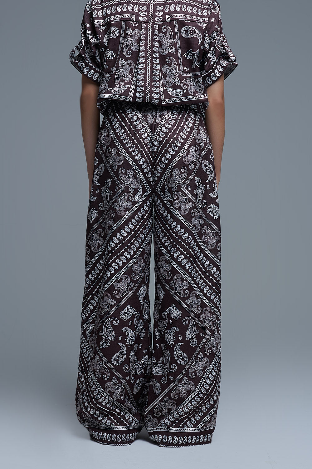 Pantaloni rilassati con stampa Paisley e coulisse regolabile in marrone
