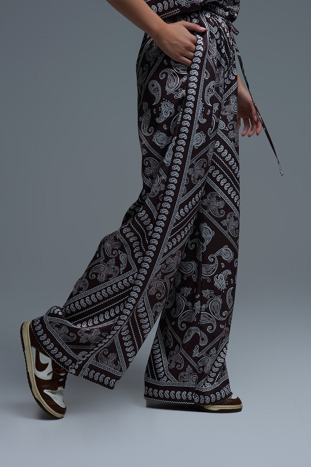 Pantaloni rilassati con stampa Paisley e coulisse regolabile in marrone