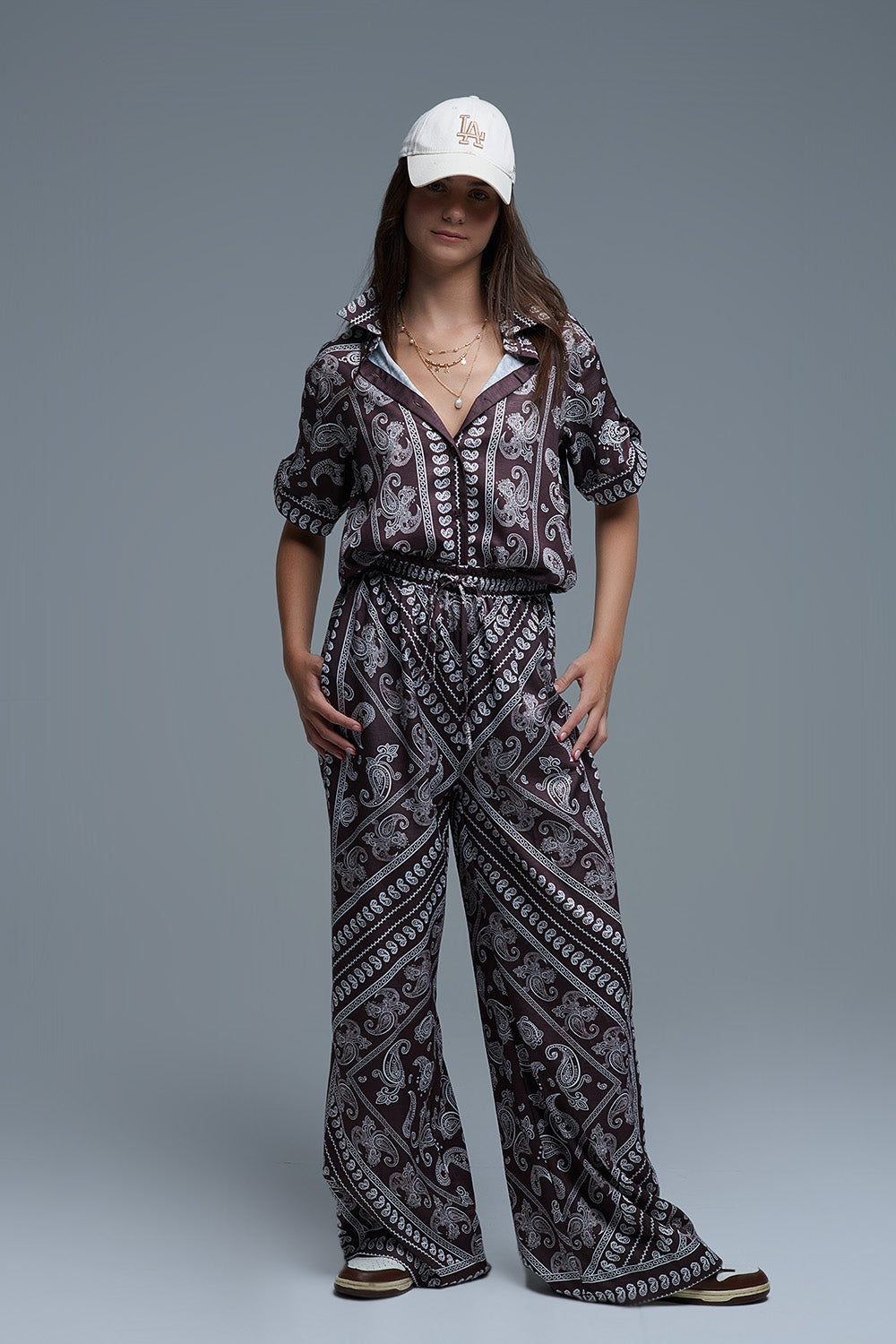 Pantaloni rilassati con stampa Paisley e coulisse regolabile in marrone