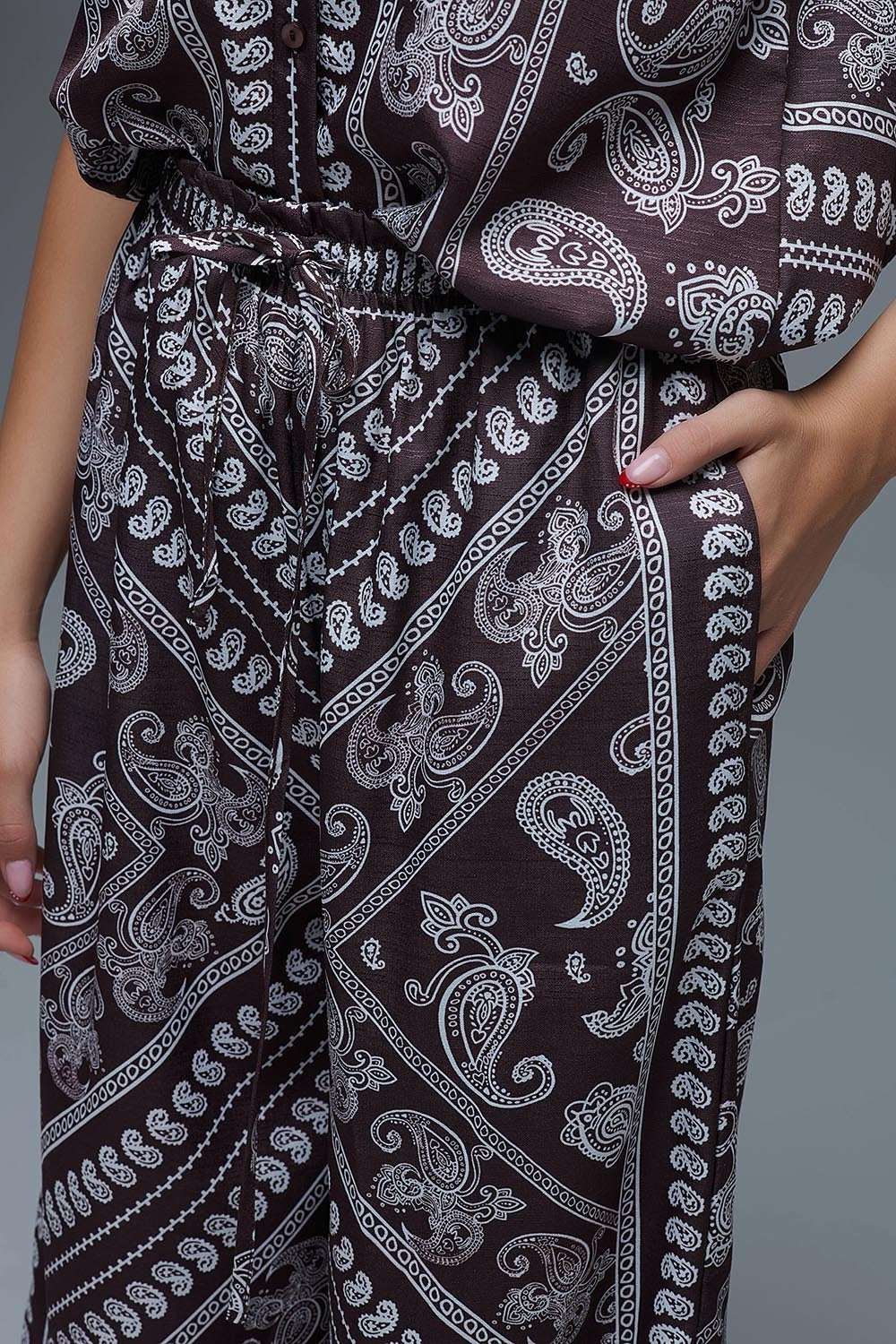 Pantaloni rilassati con stampa Paisley e coulisse regolabile in marrone