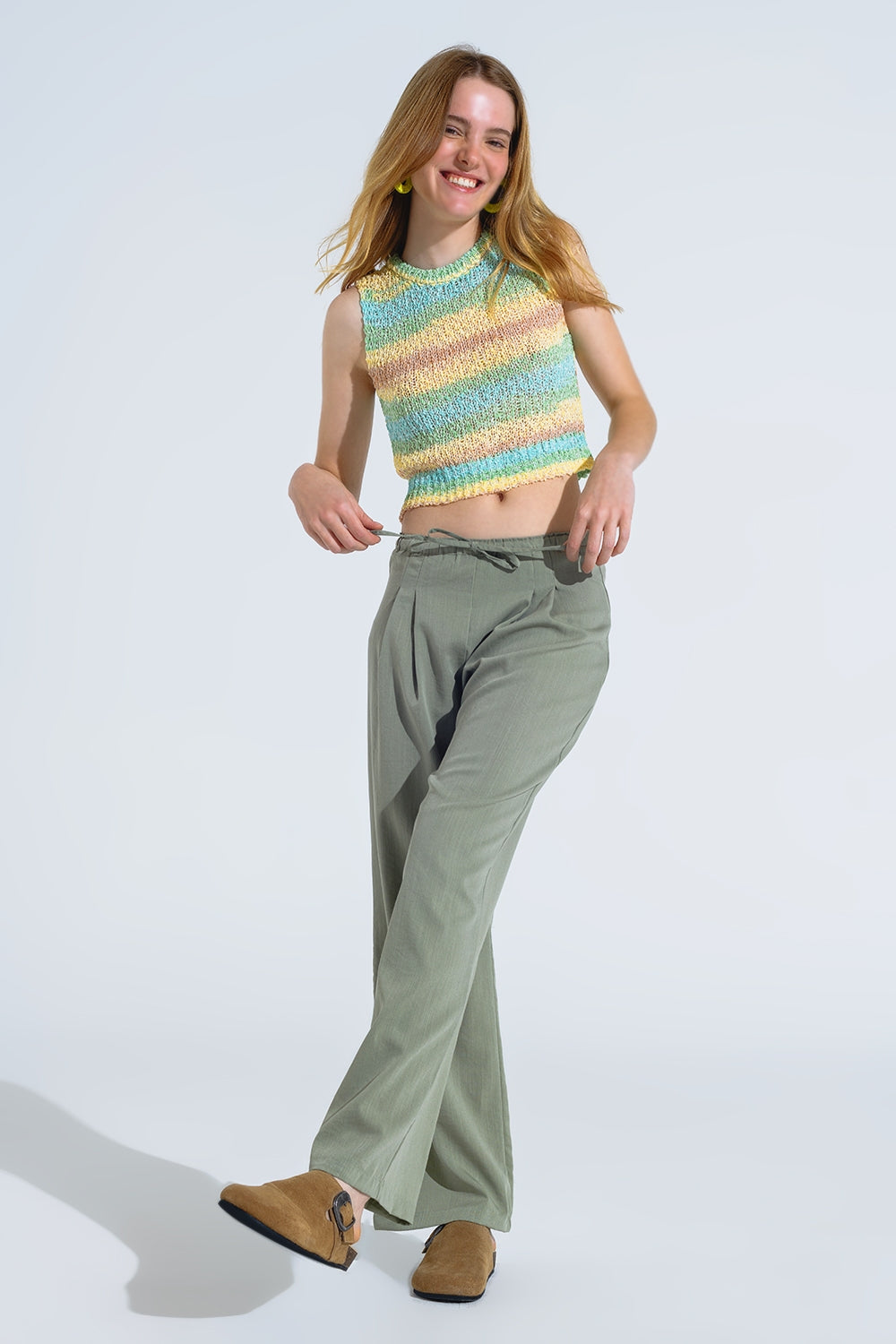 Pantaloni rilassati verde chiaro con chiusura a coulisse e tasche laterali