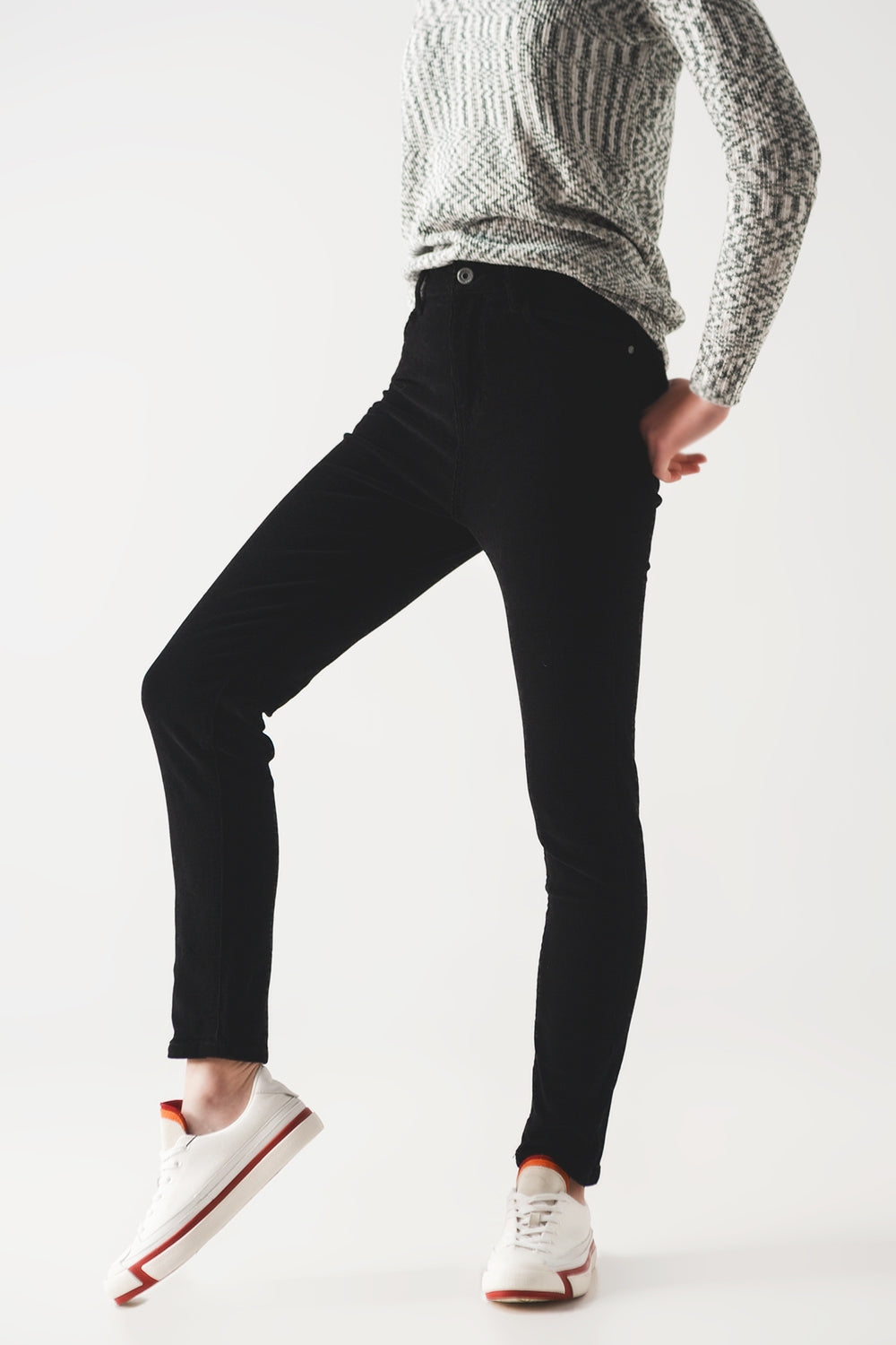 Q2 Pantaloni skinny di velluto in cotone nero