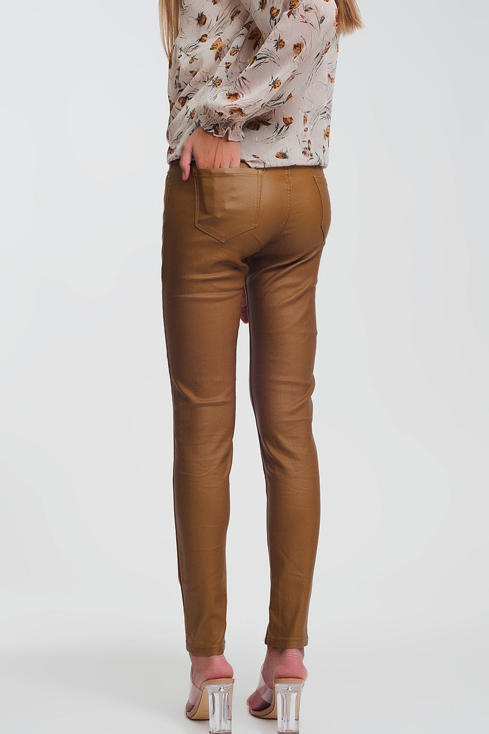 Pantaloni skinny in tessuto spalmato camel