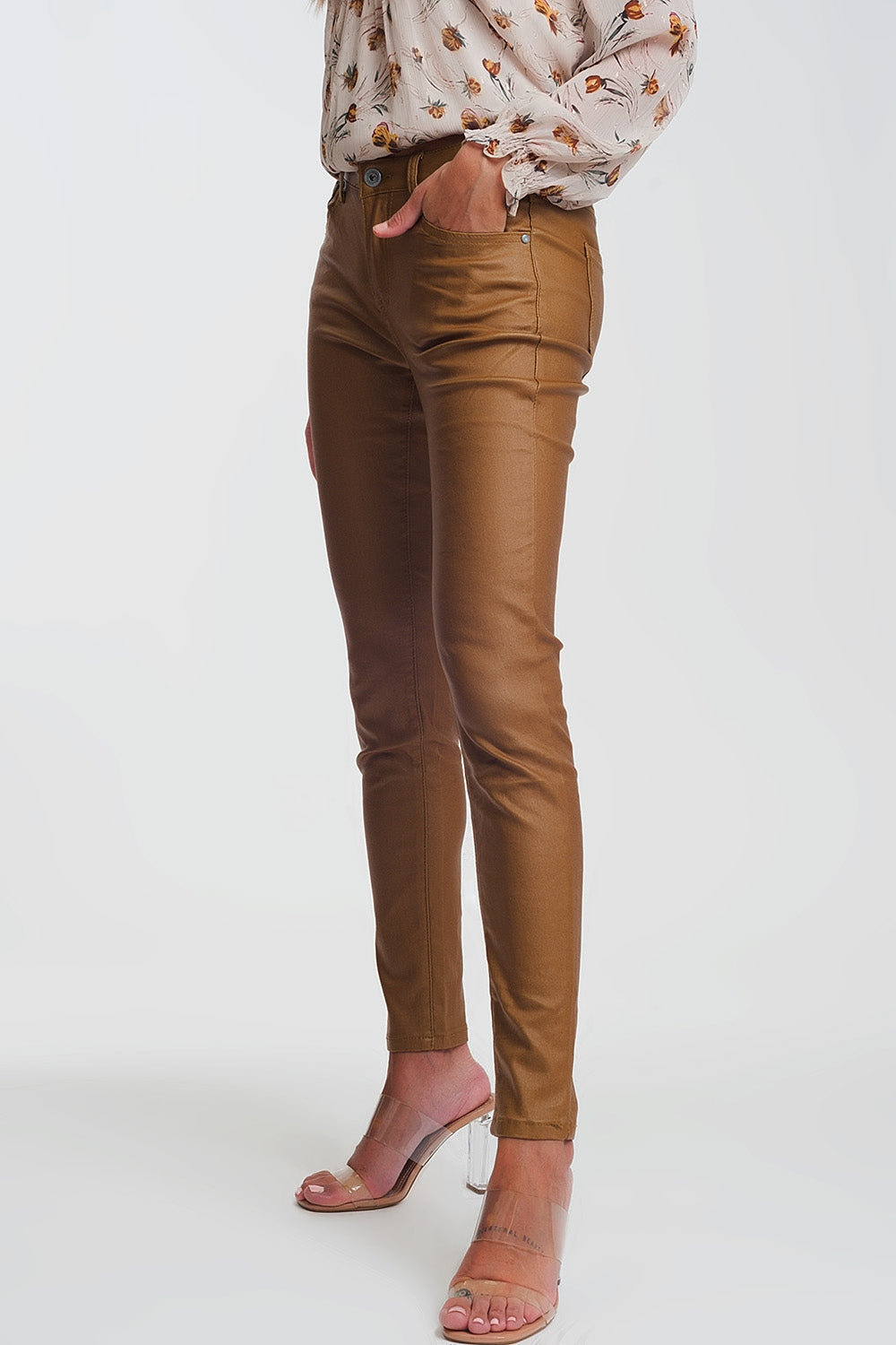 Pantaloni skinny in tessuto spalmato camel