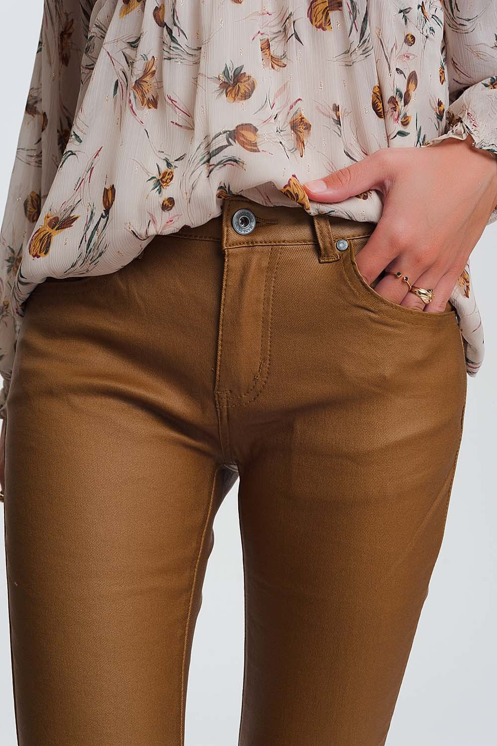 Pantaloni skinny in tessuto spalmato camel