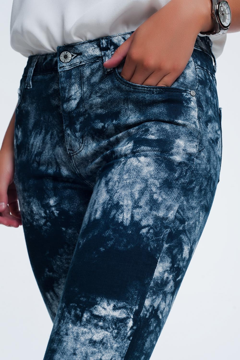 Q2 Pantaloni slim tinti di blu