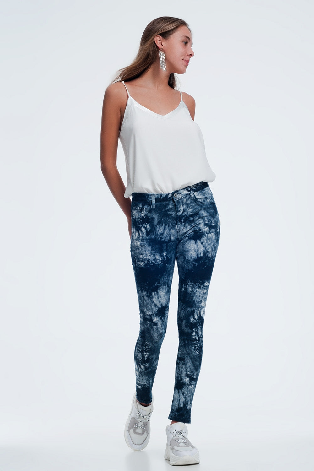 Pantaloni slim tinti di blu