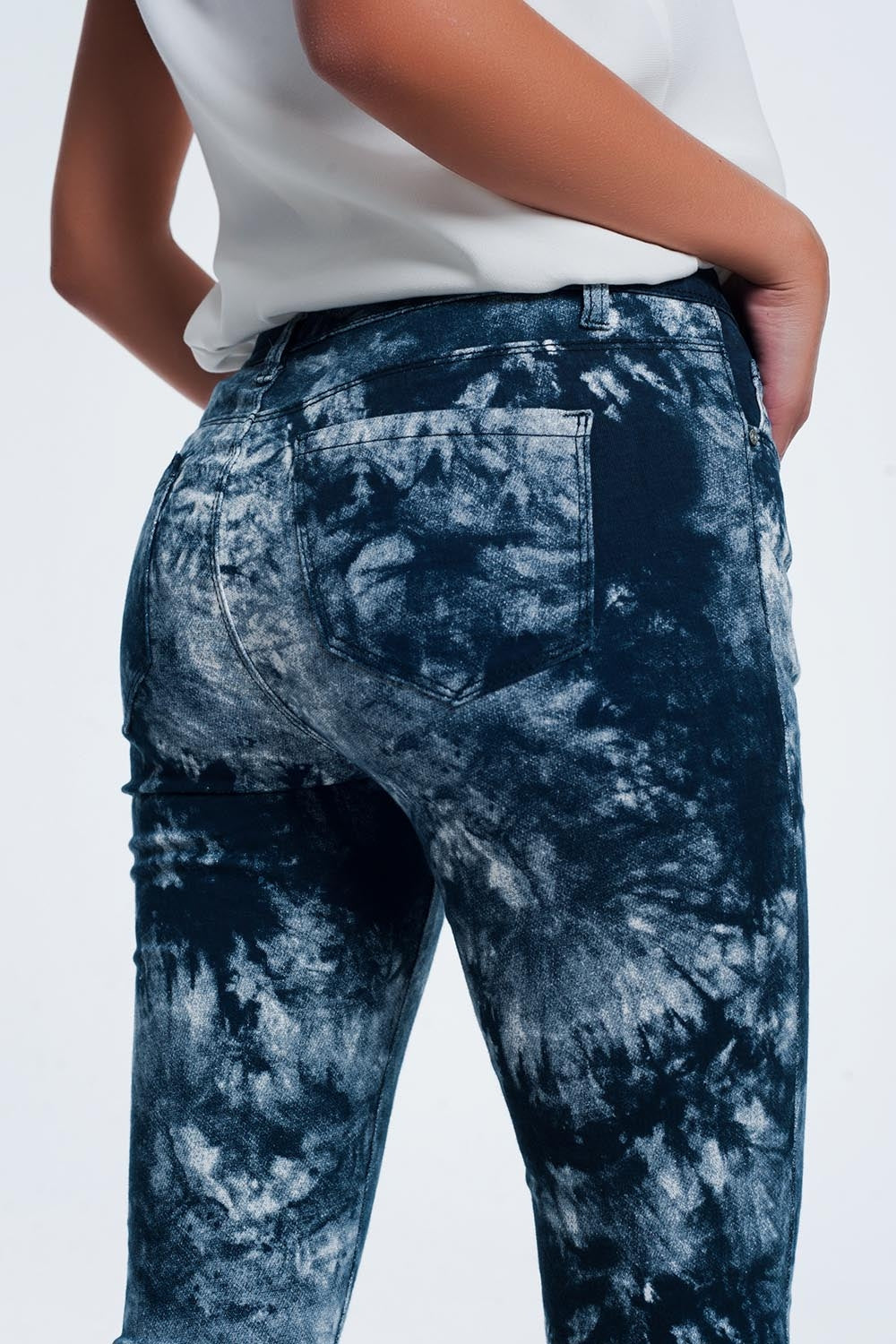 Pantaloni slim tinti di blu