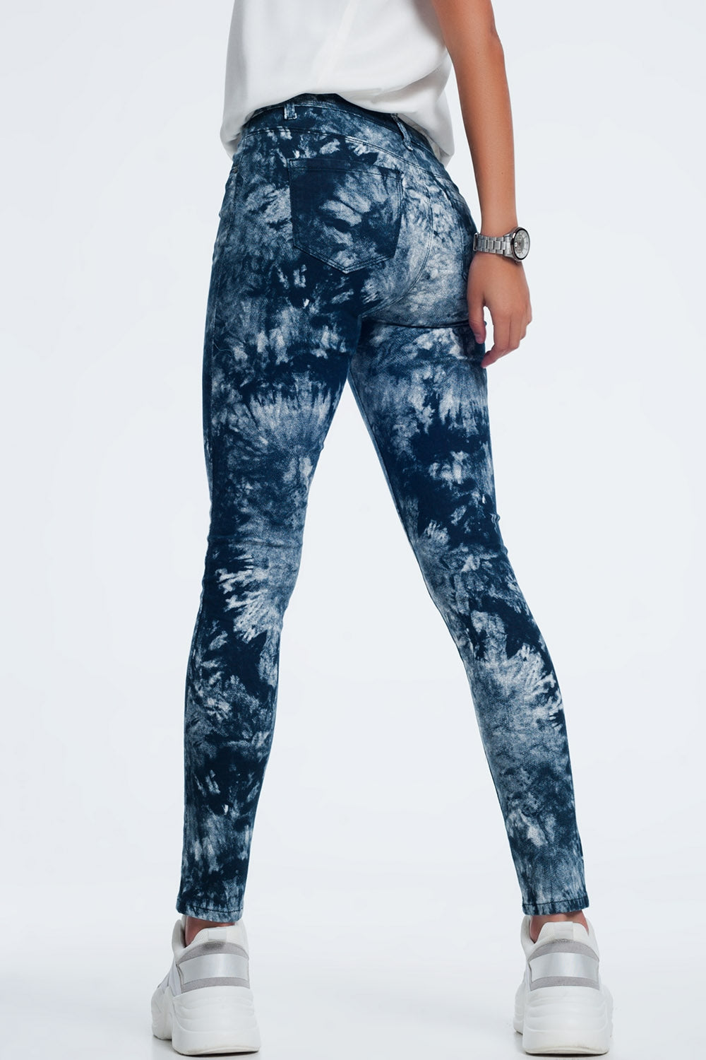 Pantaloni slim tinti di blu