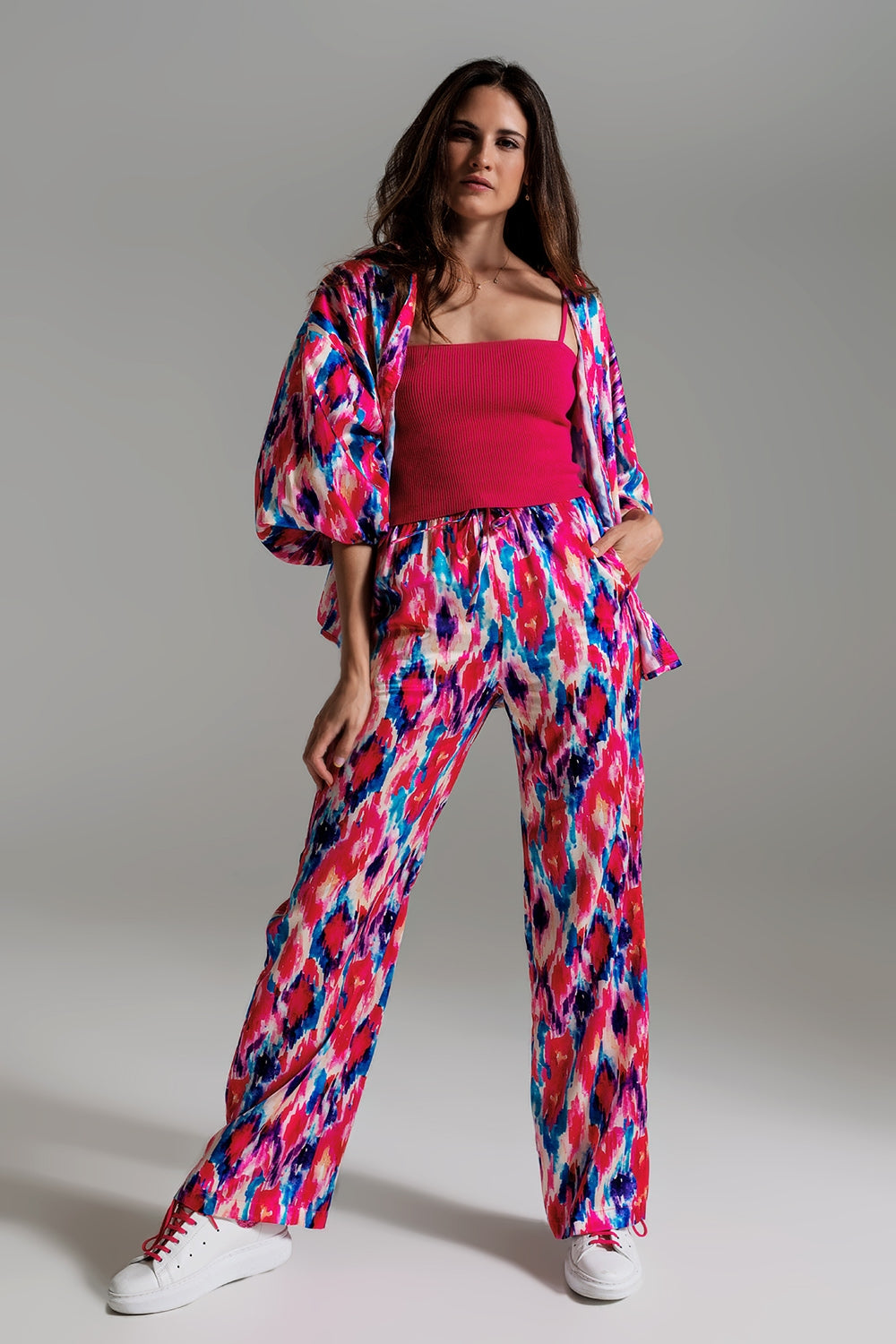 Pantaloni stile palazzo con stampa astratta rosa e blu
