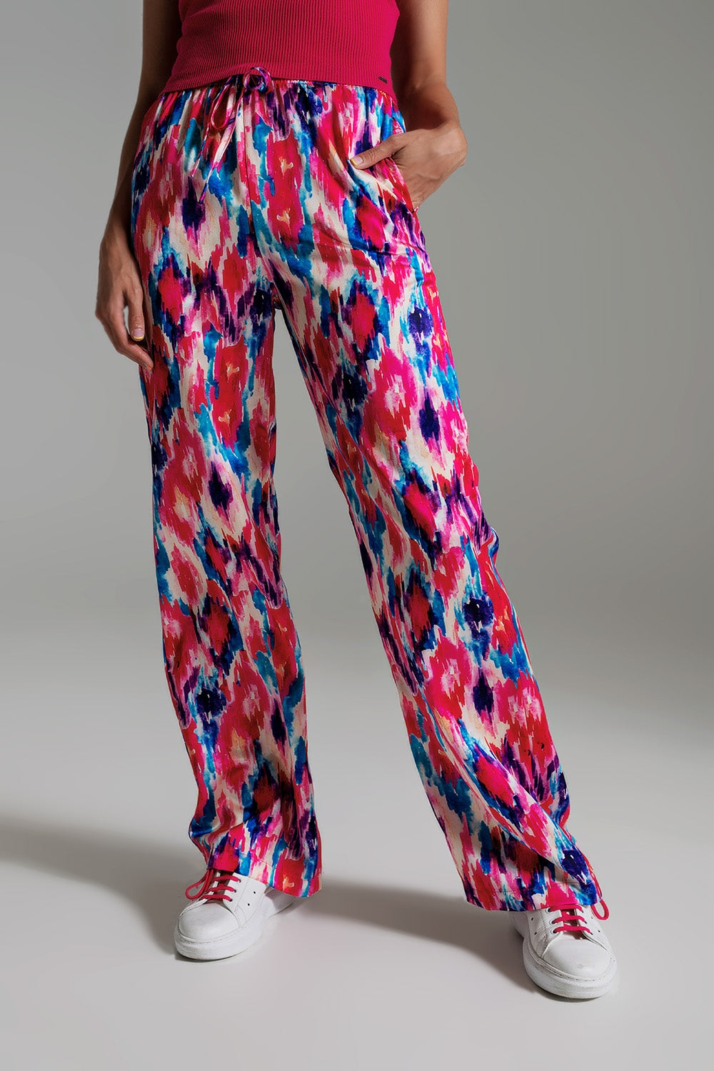 Pantaloni stile palazzo con stampa astratta rosa e blu