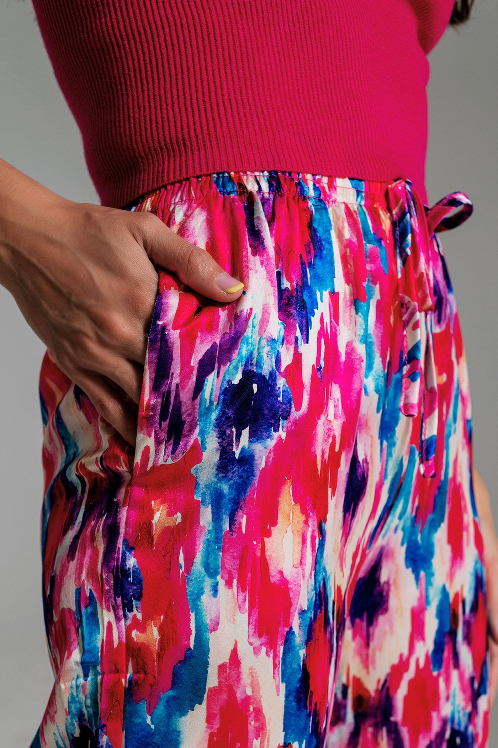 Pantaloni stile palazzo con stampa astratta rosa e blu