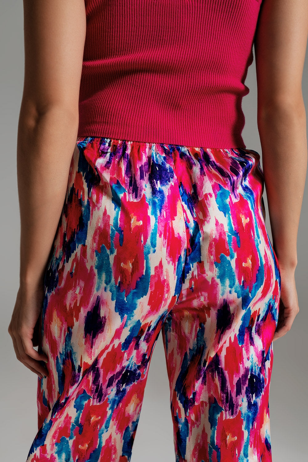 Pantaloni stile palazzo con stampa astratta rosa e blu