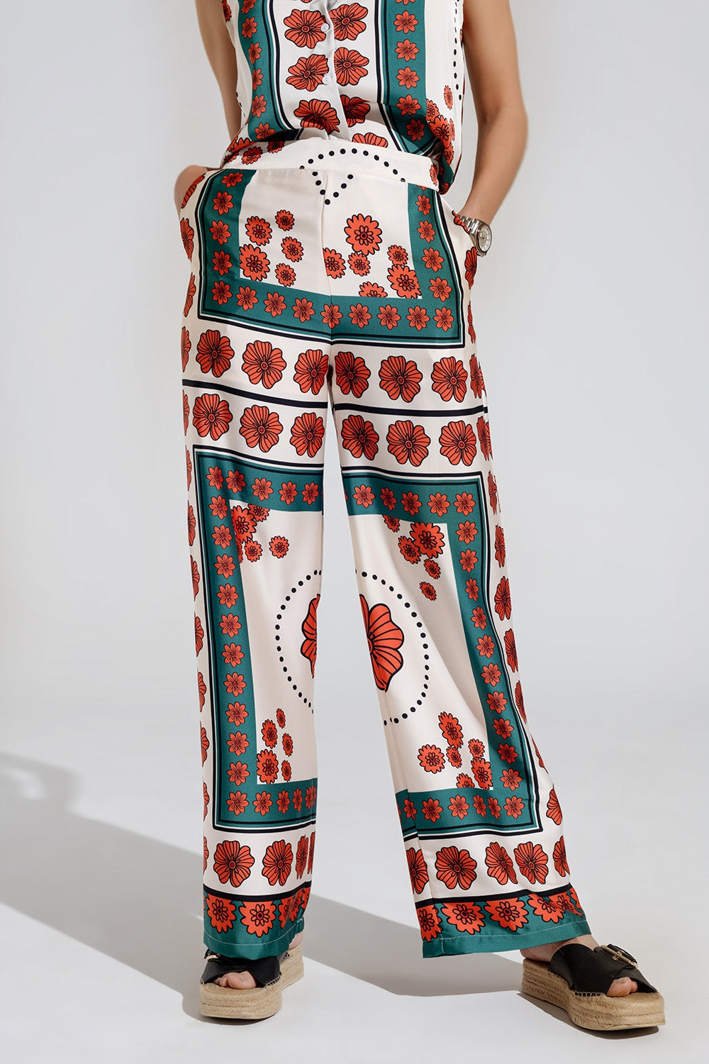 Q2 Pantaloni svasati color crema con design floreale