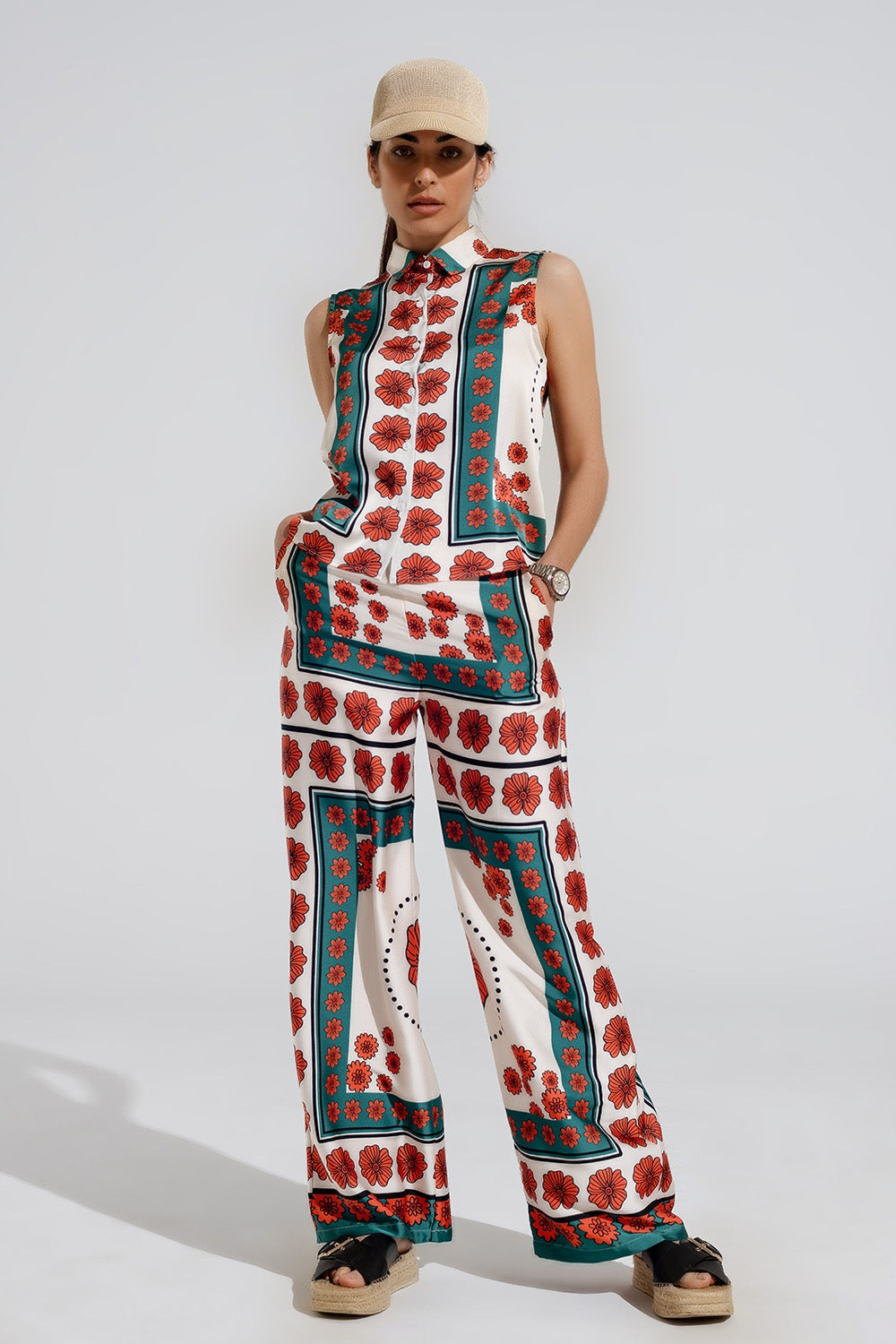 Pantaloni svasati color crema con design floreale