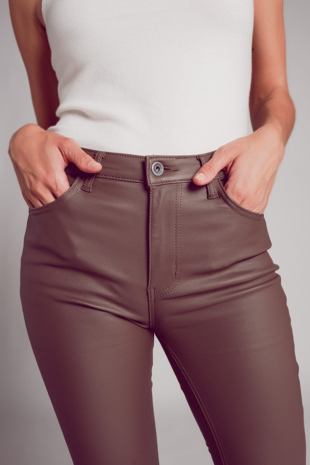 Pantaloni svasati in ecopelle stretch in beige