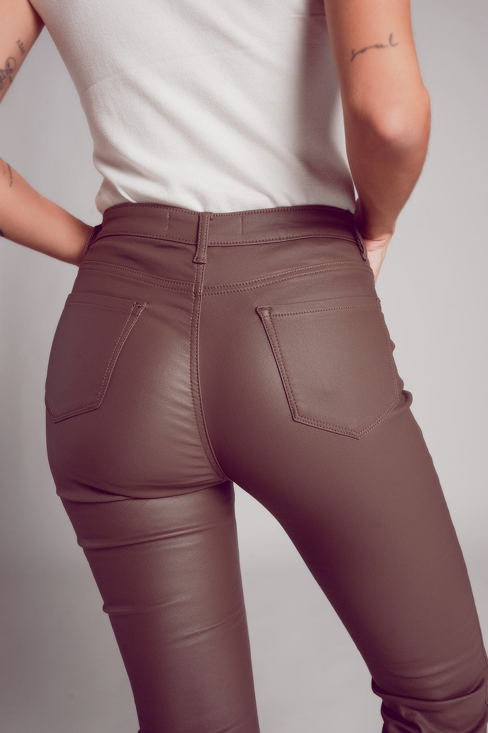 Pantaloni svasati in ecopelle stretch in beige