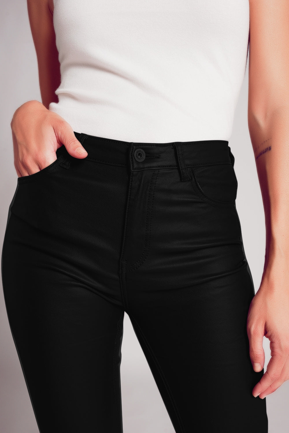 Pantaloni svasati in ecopelle stretch neri