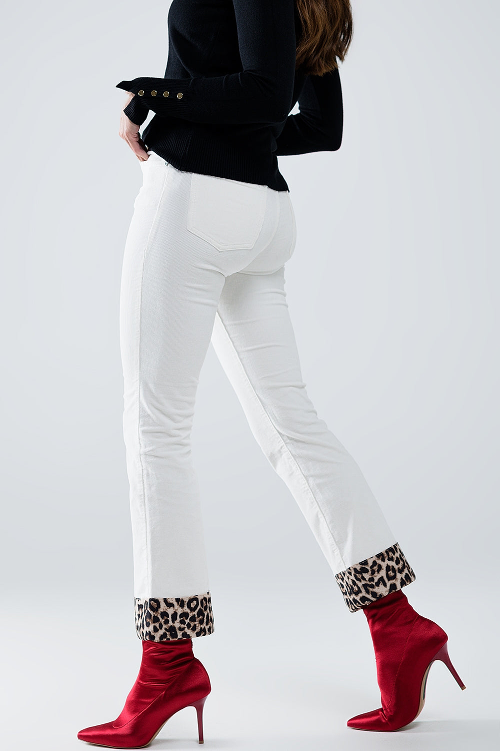 Pantaloni svasati in velluto a coste color crema con stampa leopardata in basso
