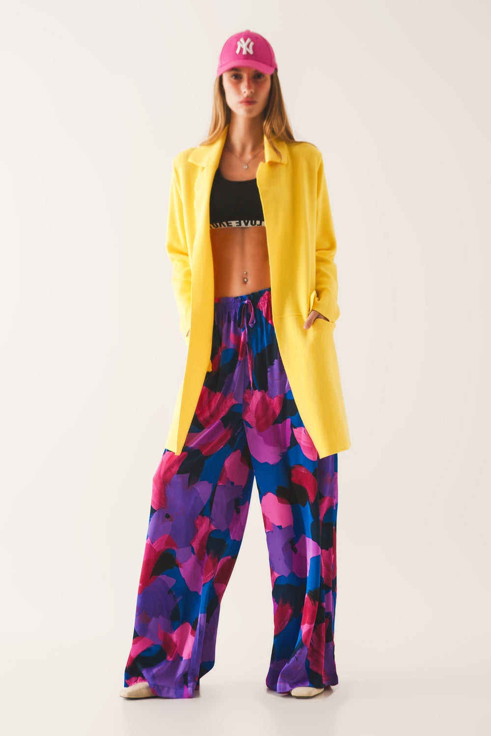 Pantaloni taglio ampio con motivo floreale viola