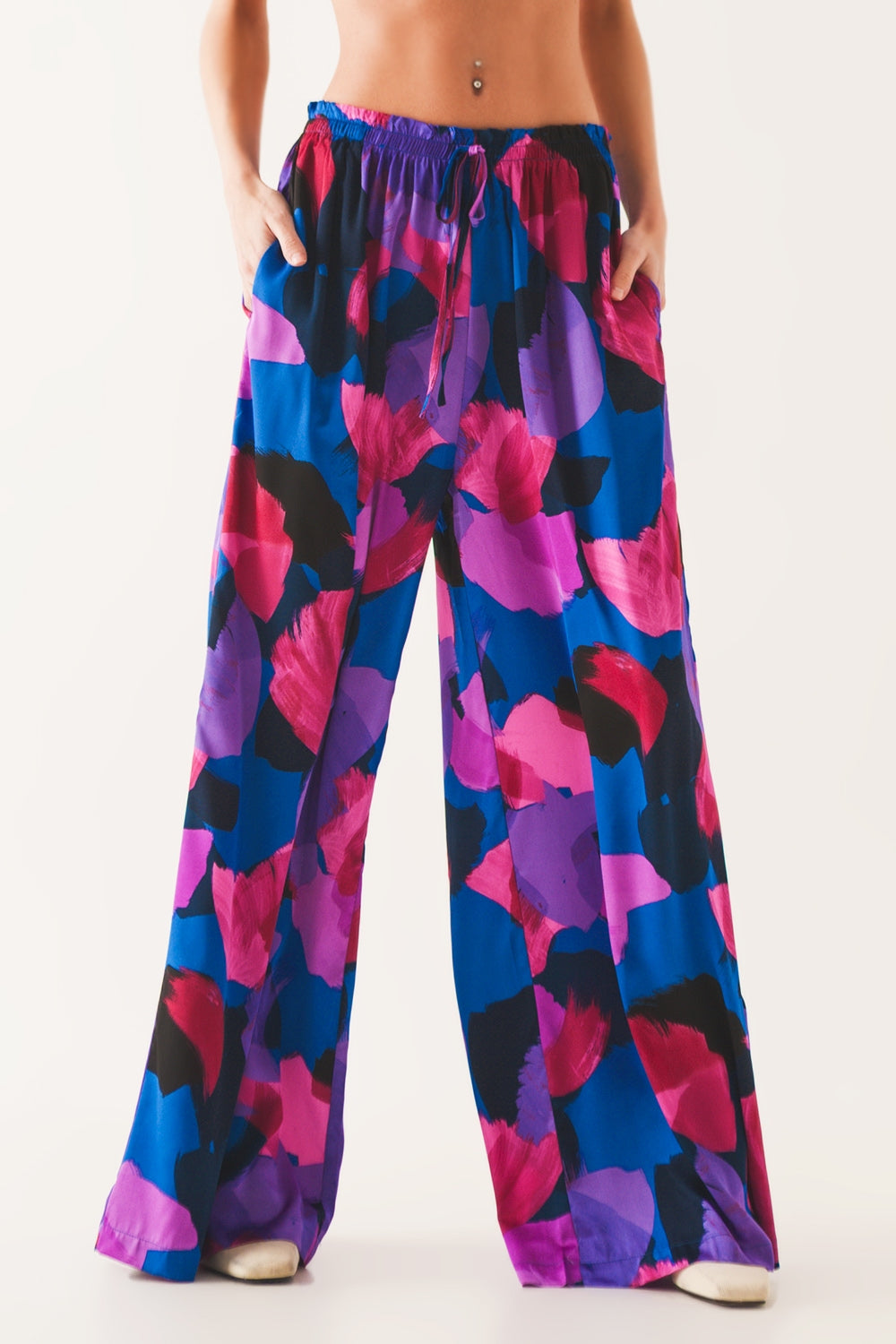 Pantaloni taglio ampio con motivo floreale viola