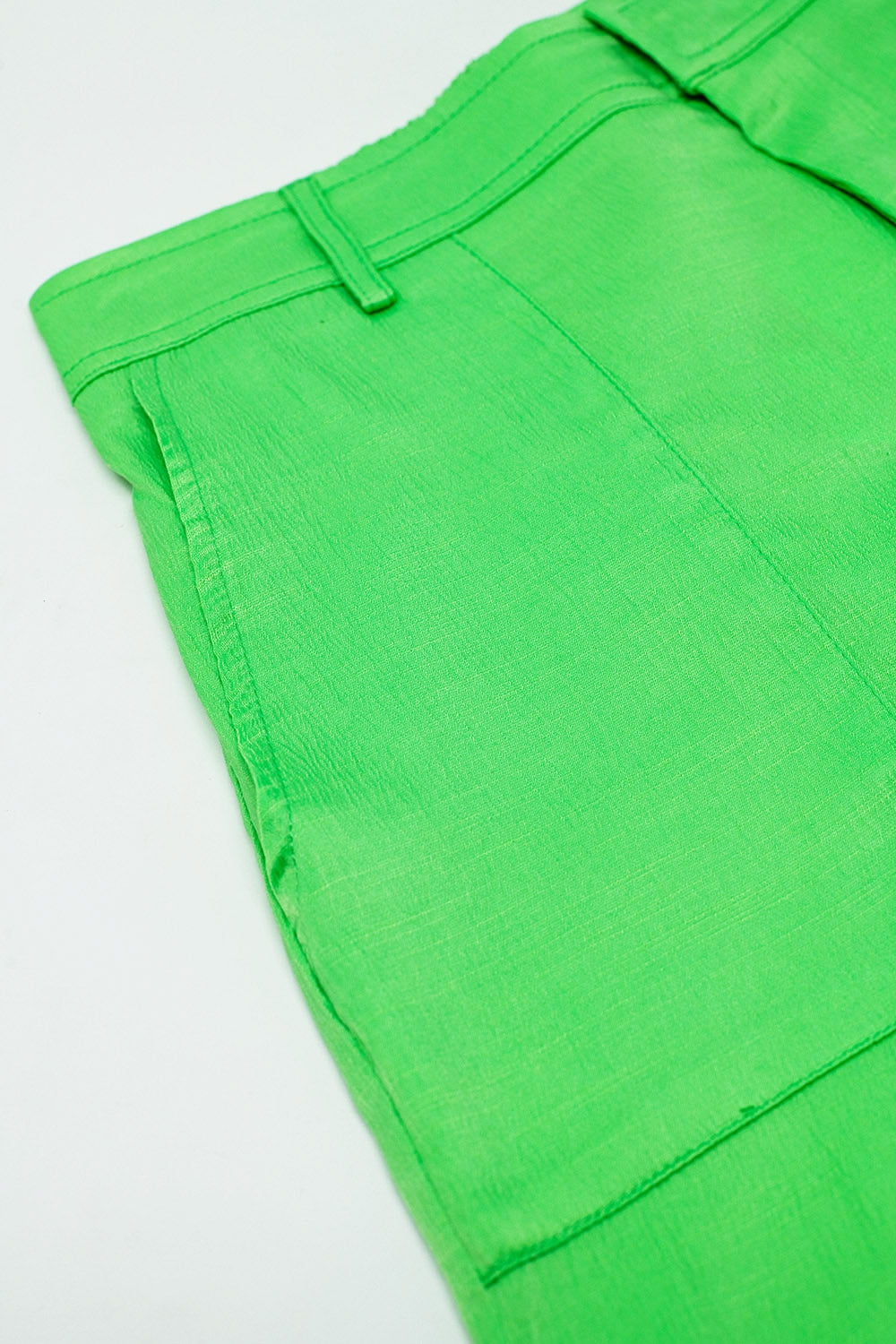 Pantaloni verdi raso con tasche laterali e passanti per cintura