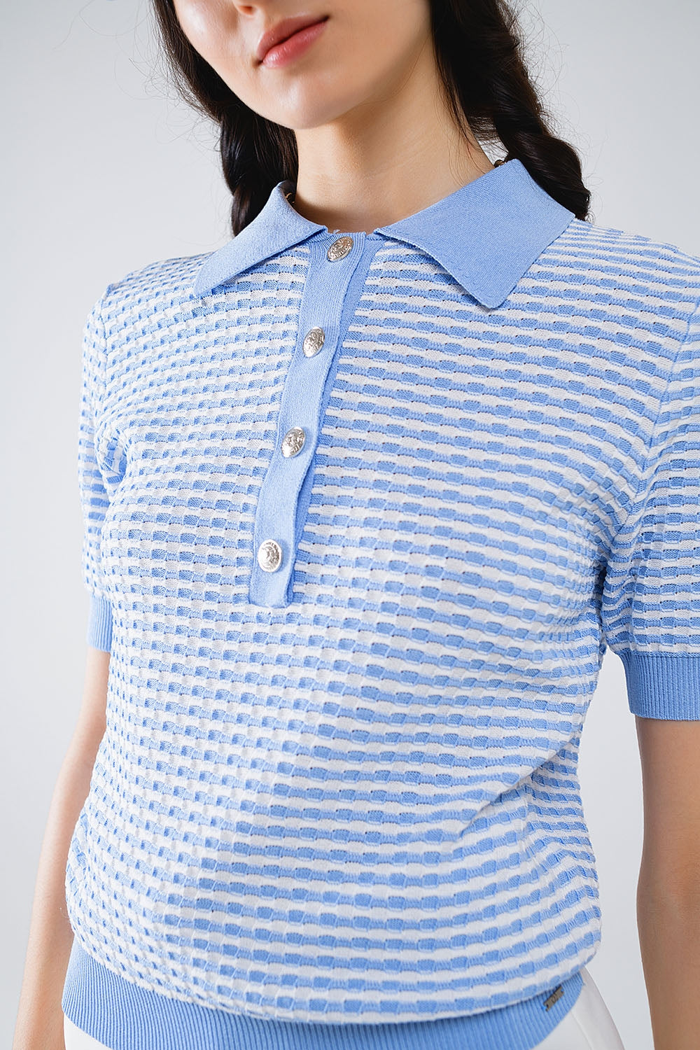 Polo a maniche corte blu con strisce bianche
