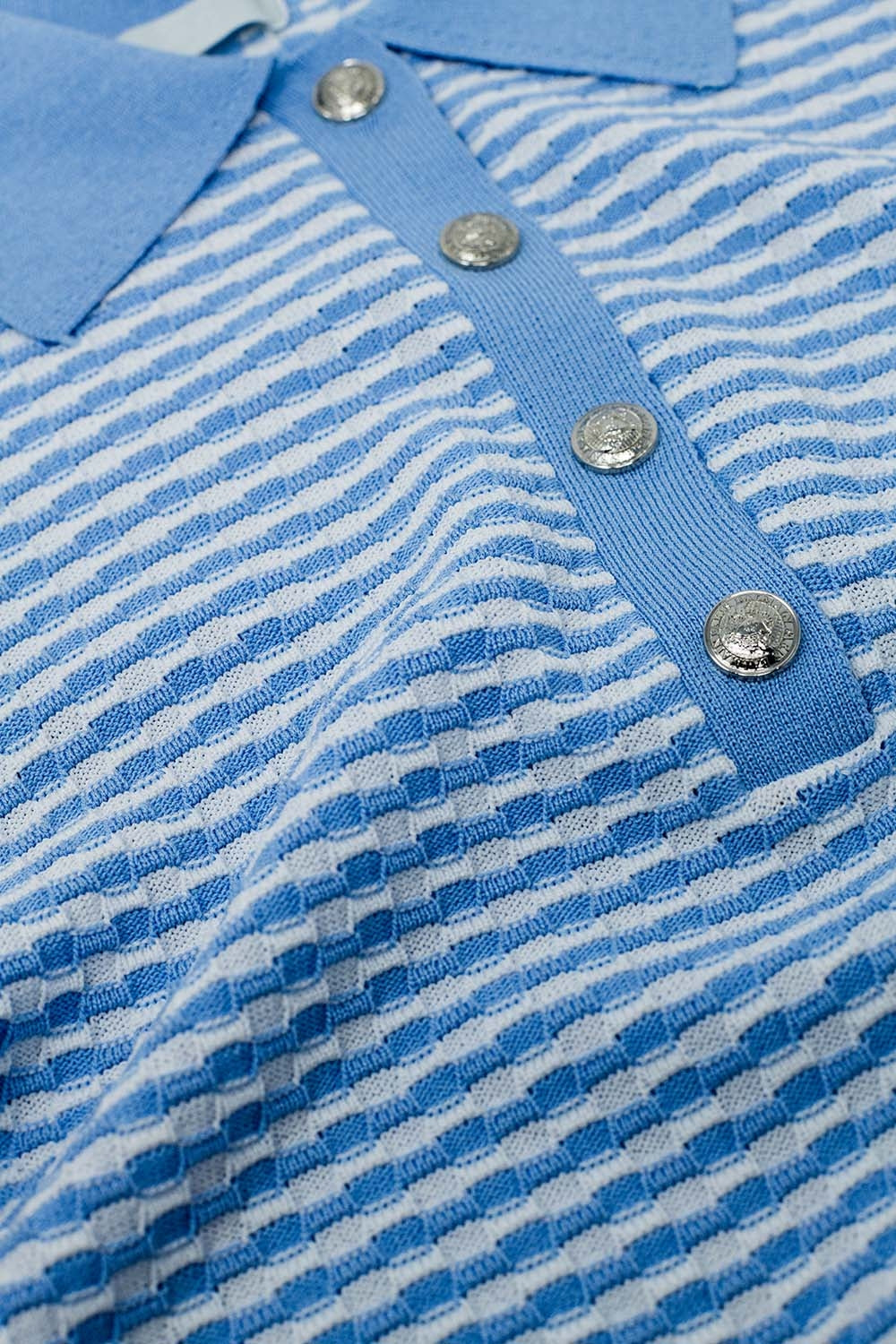 Polo a maniche corte blu con strisce bianche